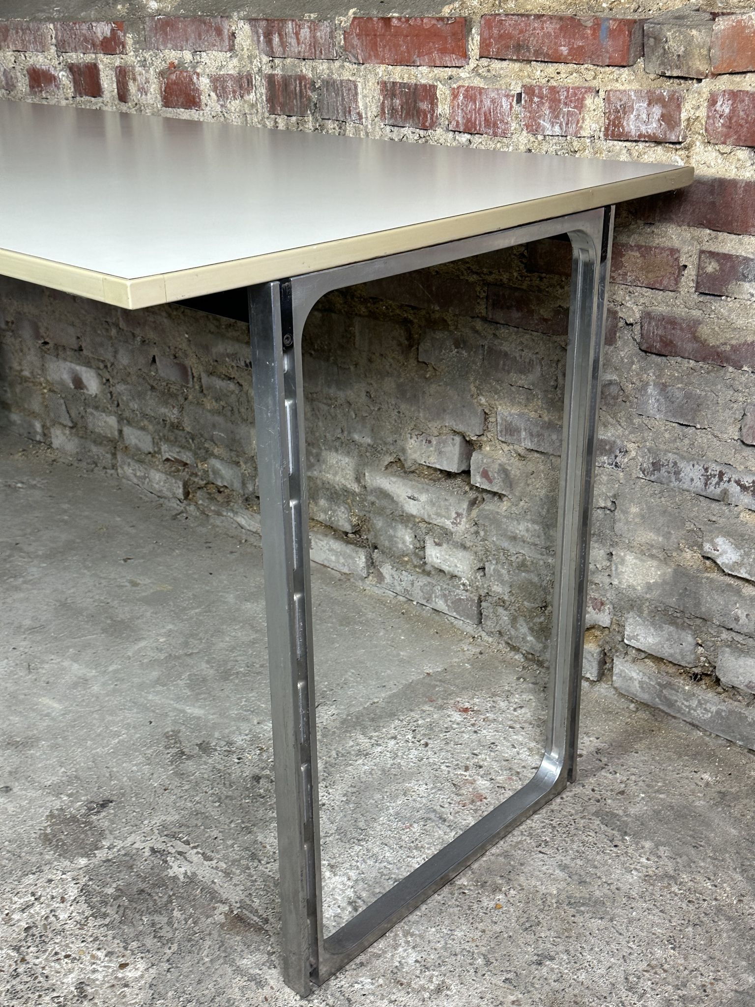 Vintage desk table 1975 in aluminum and melanin by albert rosselli for facomet