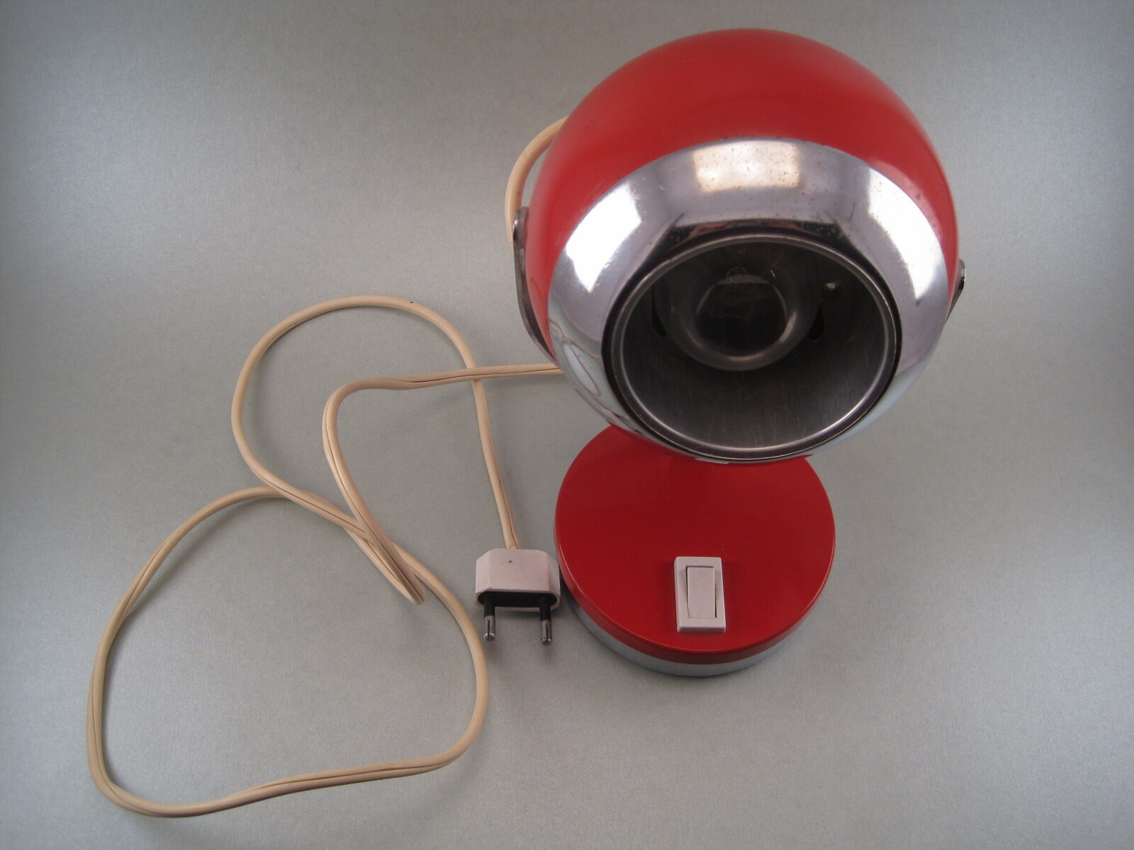 Seventies Space Age Eyeball table lamp in red and chrome laqué metal