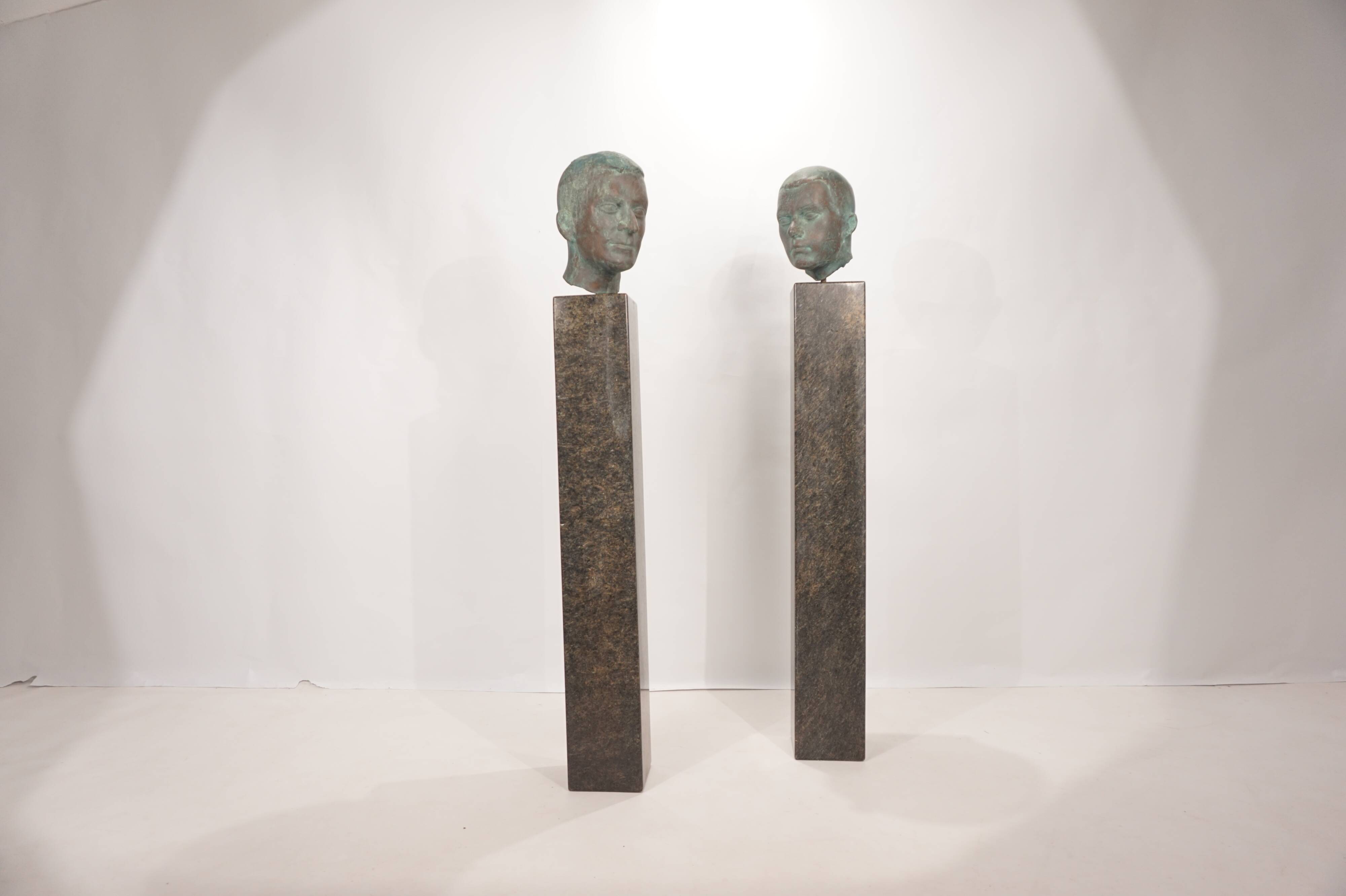 Ensemble de deux bustes en bronze sur stèles en granit par un élève de Georg Kolbe, 1925