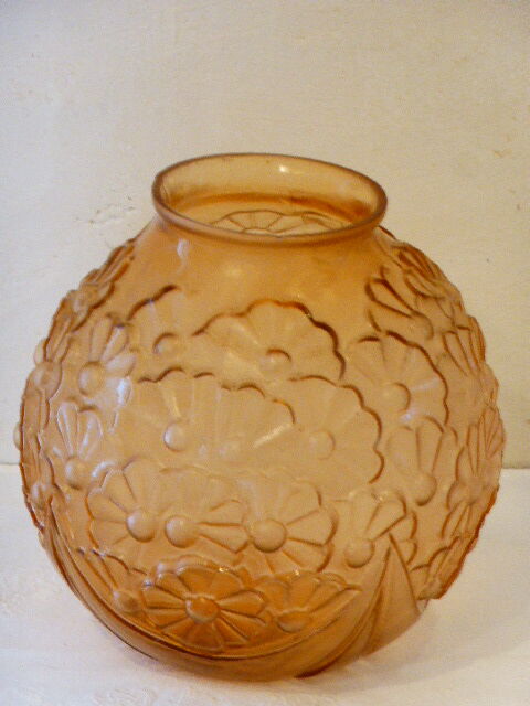Vase boule en verre depoli rose, fleurs en relief, art deco