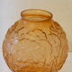Vase boule en verre depoli rose, fleurs en relief, art deco