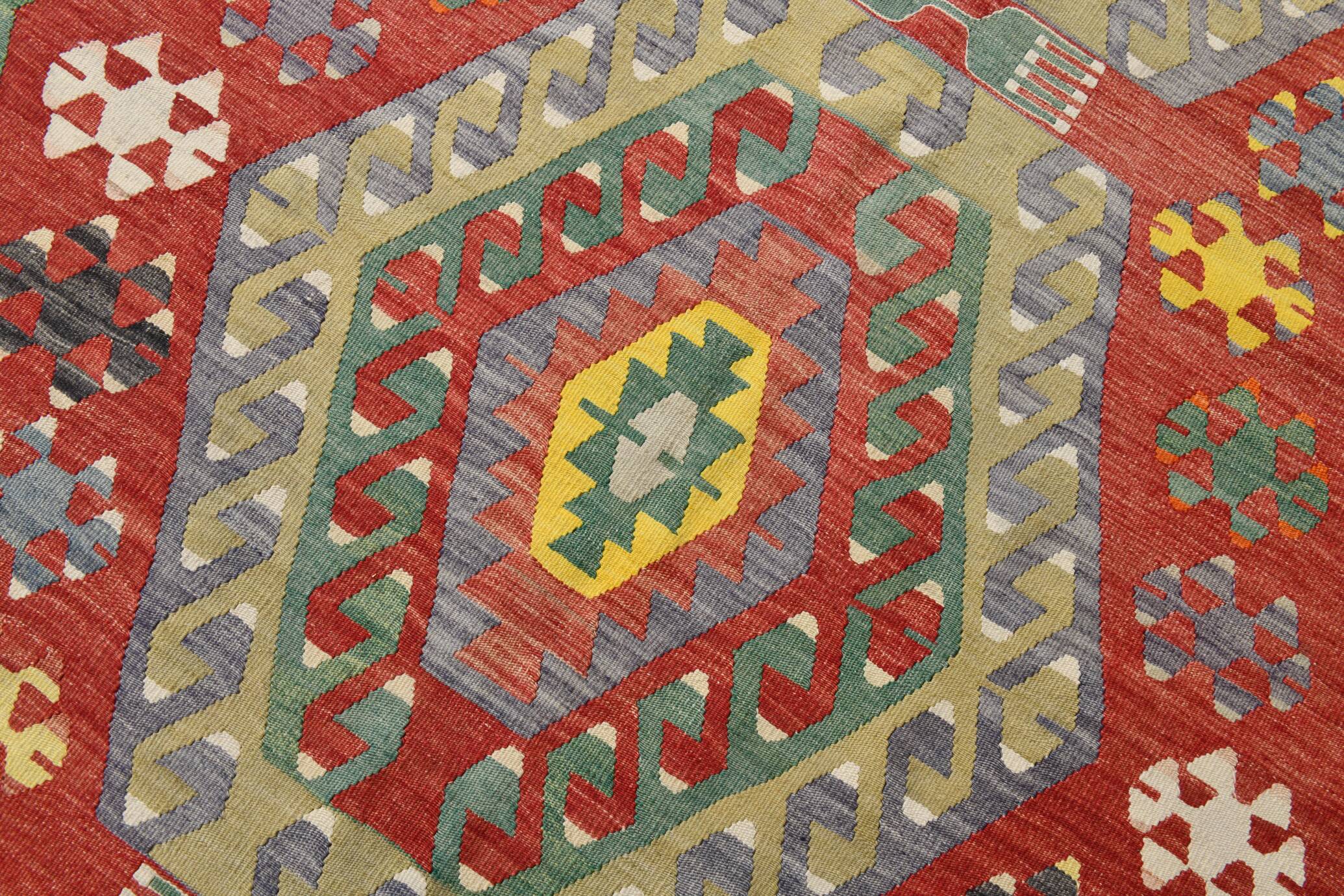 Tapis kilim à décor géométrique rouge et vert olive