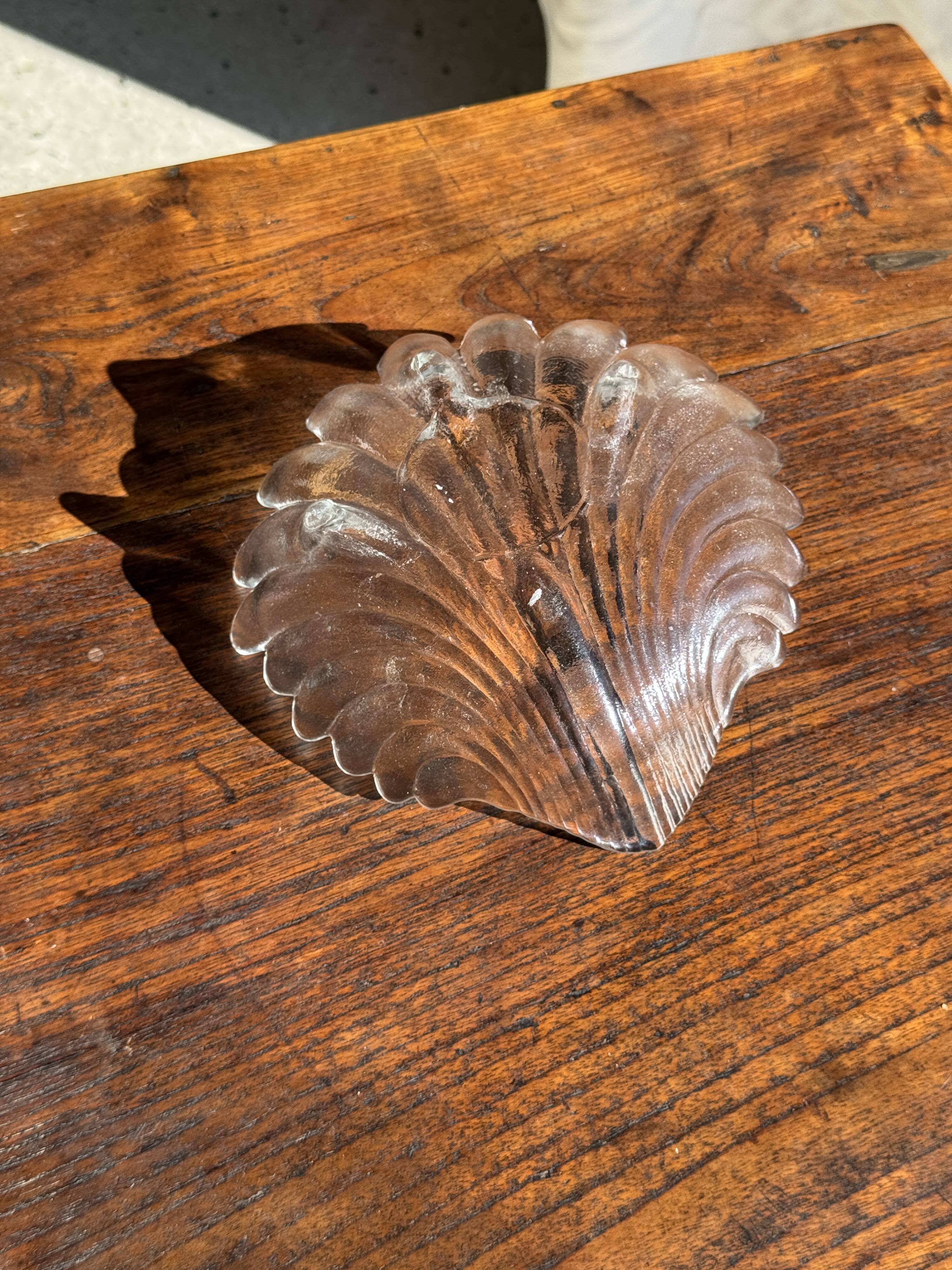 Large stylised shell bowl in vintage glass D22