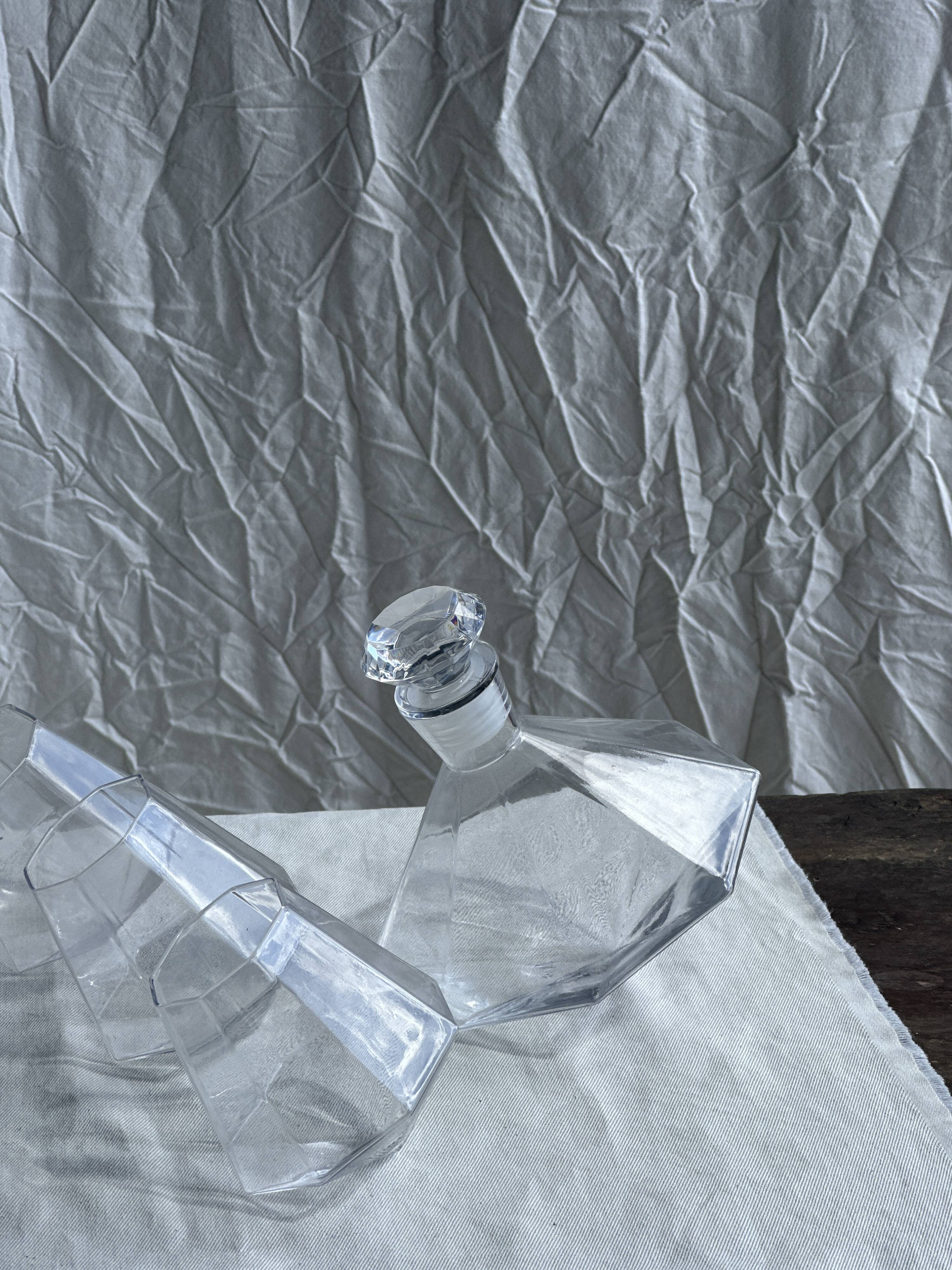 Small geometric carafe with diamond-shaped stopper and its 4 glasses