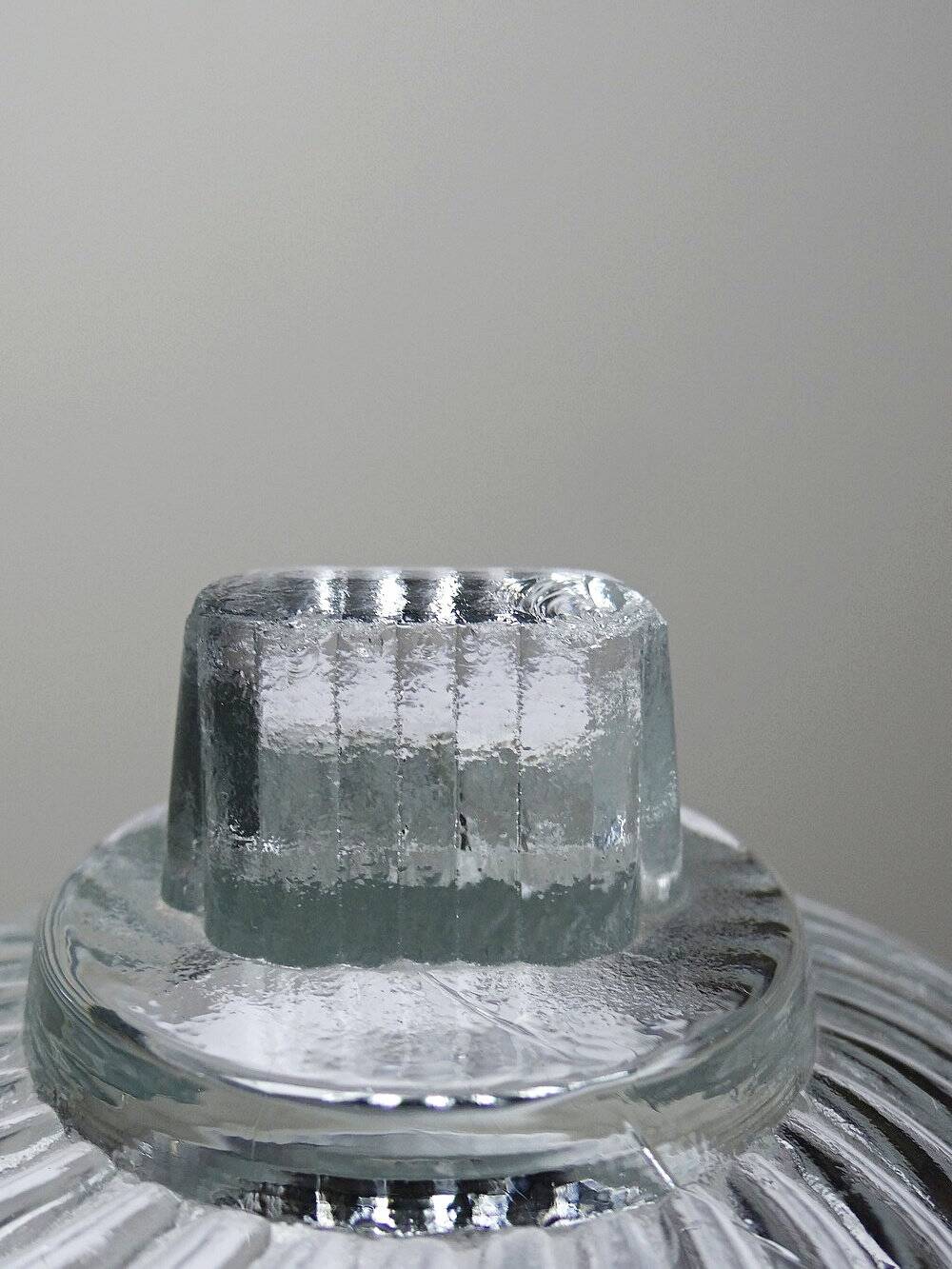 Petite cloche à dessert ou à fromage en verre pressé vintage/ancienne torsades