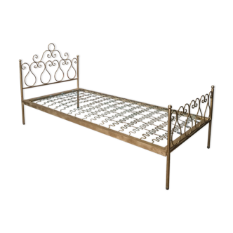 Single bed in vintage gold metal