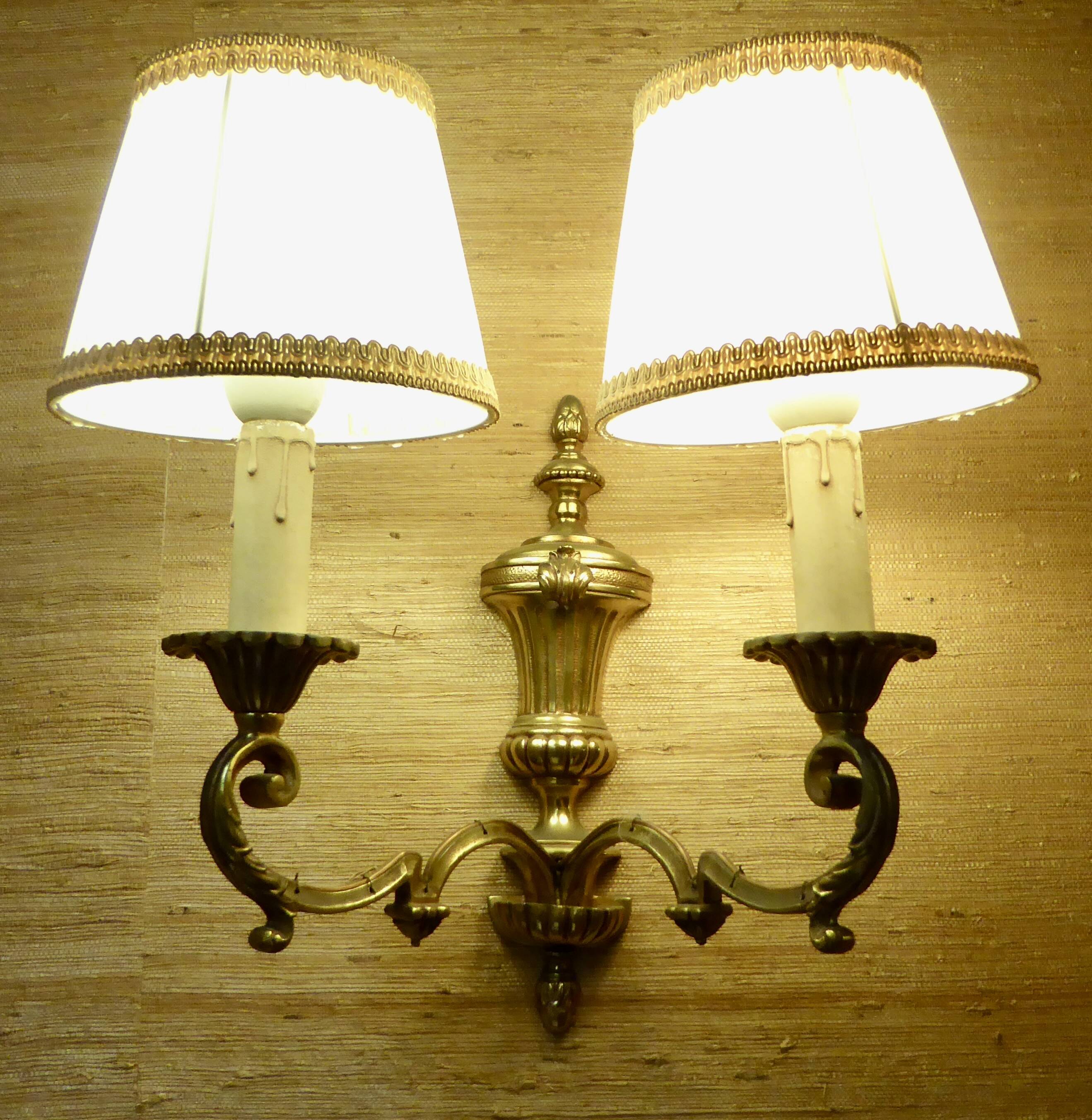 Set of 2 bronze wall lights.