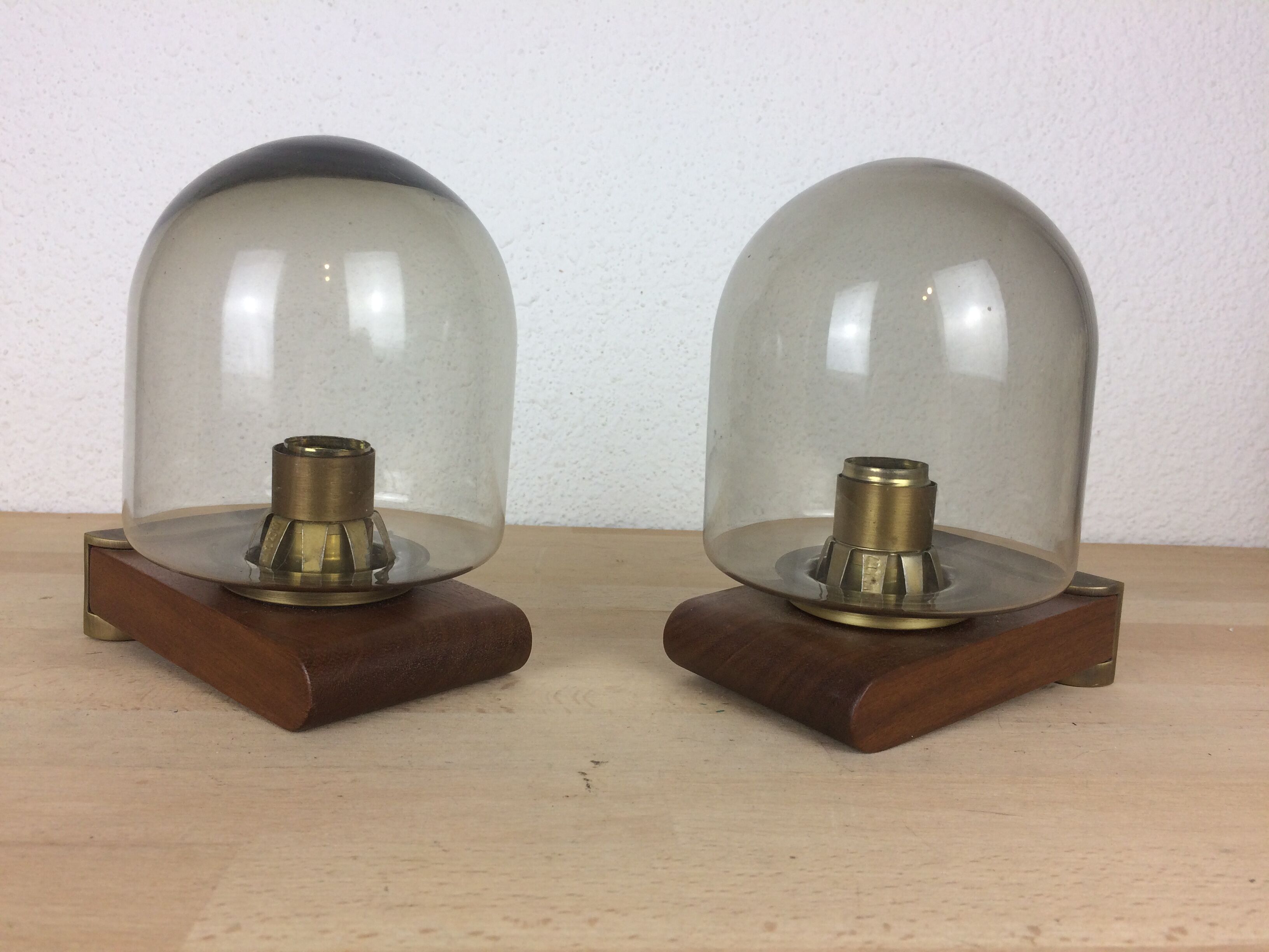Paire d'appliques scandinaves teck laiton et verre fumé, 70's