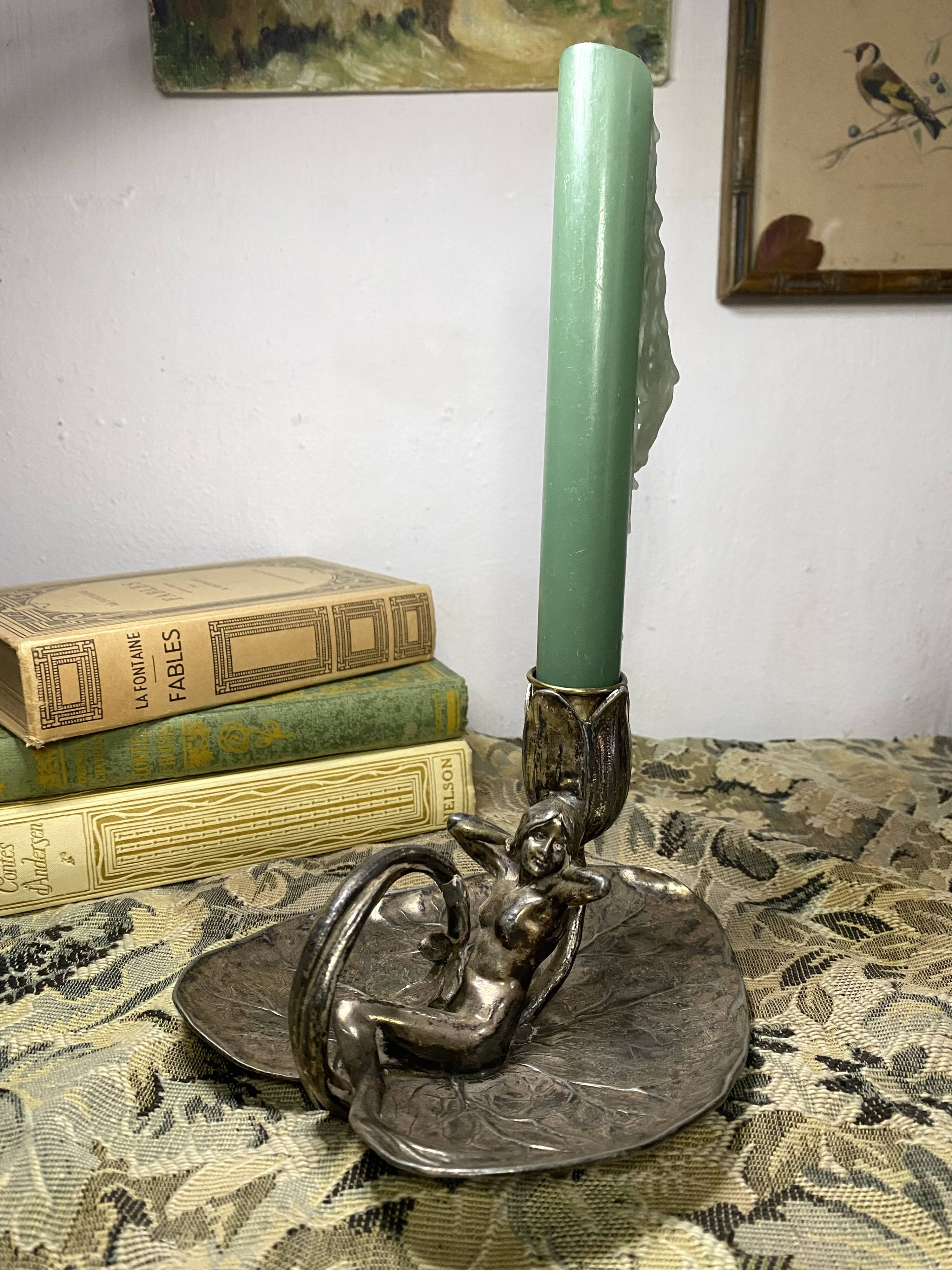 Water lily leaf thumb candle holder