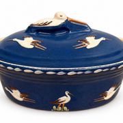 Grande terrine alsacienne de Soufflenheim bleue à décor de cigognes – 41 cm