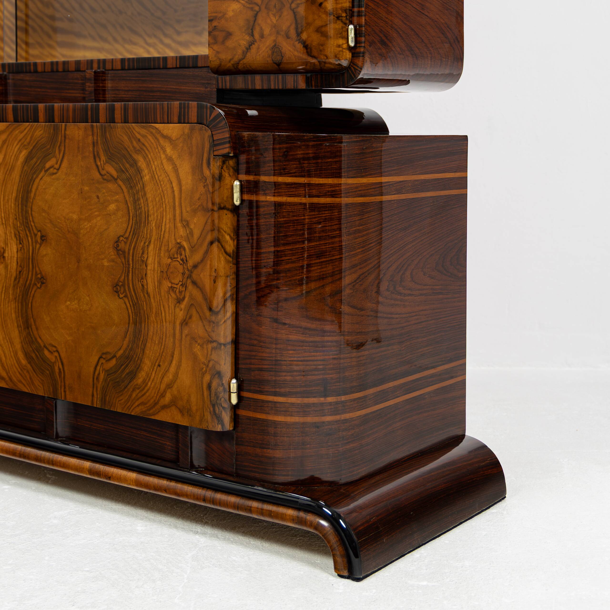 Buffet vitré asymétrique Art Déco en noyer et palissandre - 1925-1939