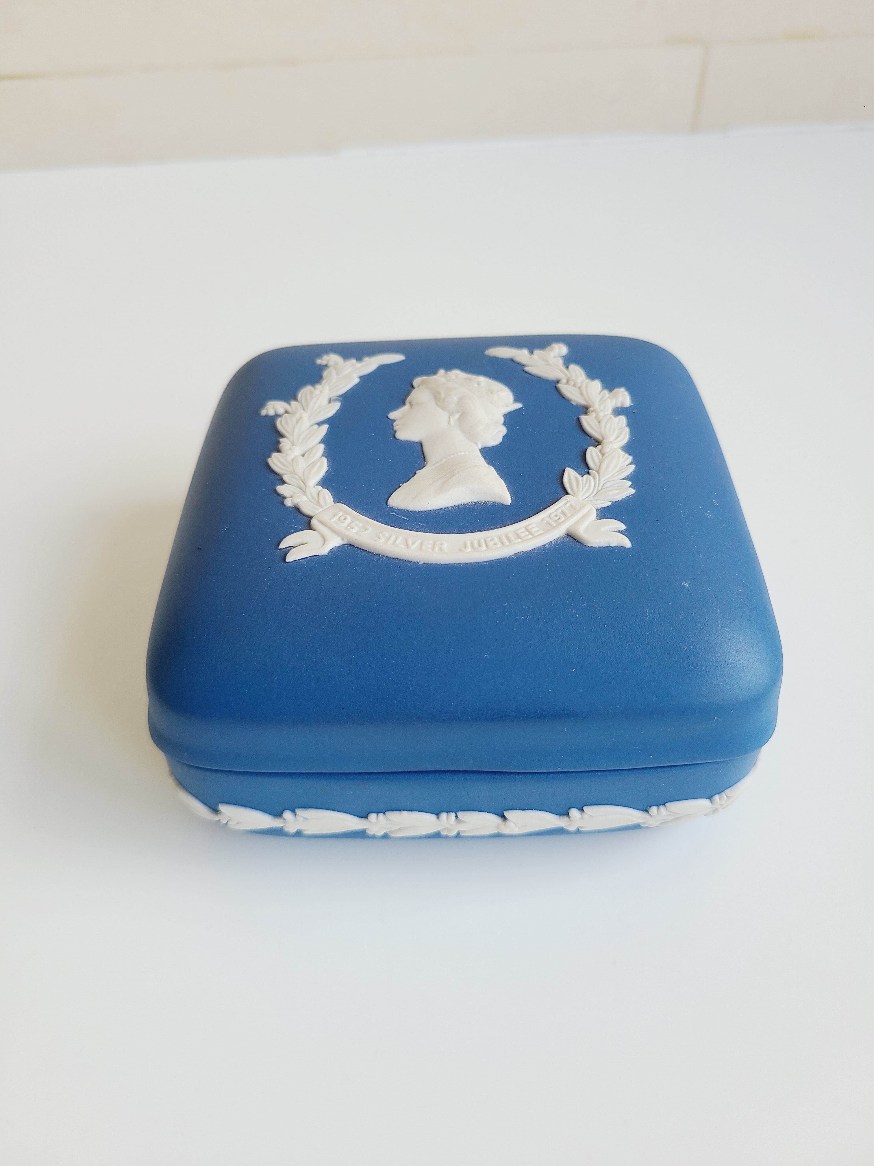 Boite Wedgwood jubilé Elizabeth II