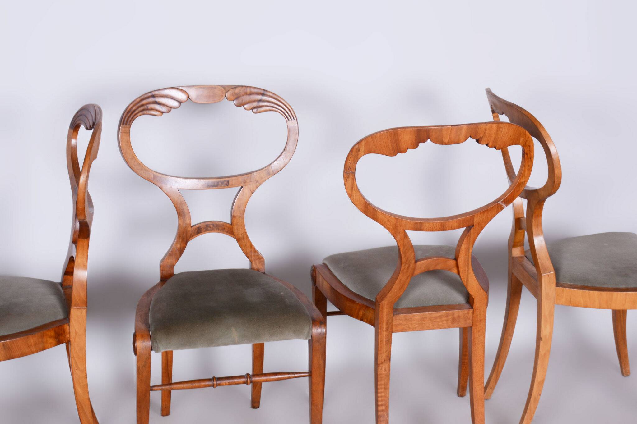 Ensemble Biedermeier restauré de quatre chaises en chêne et noyer, Vienne, Autriche, années 1820