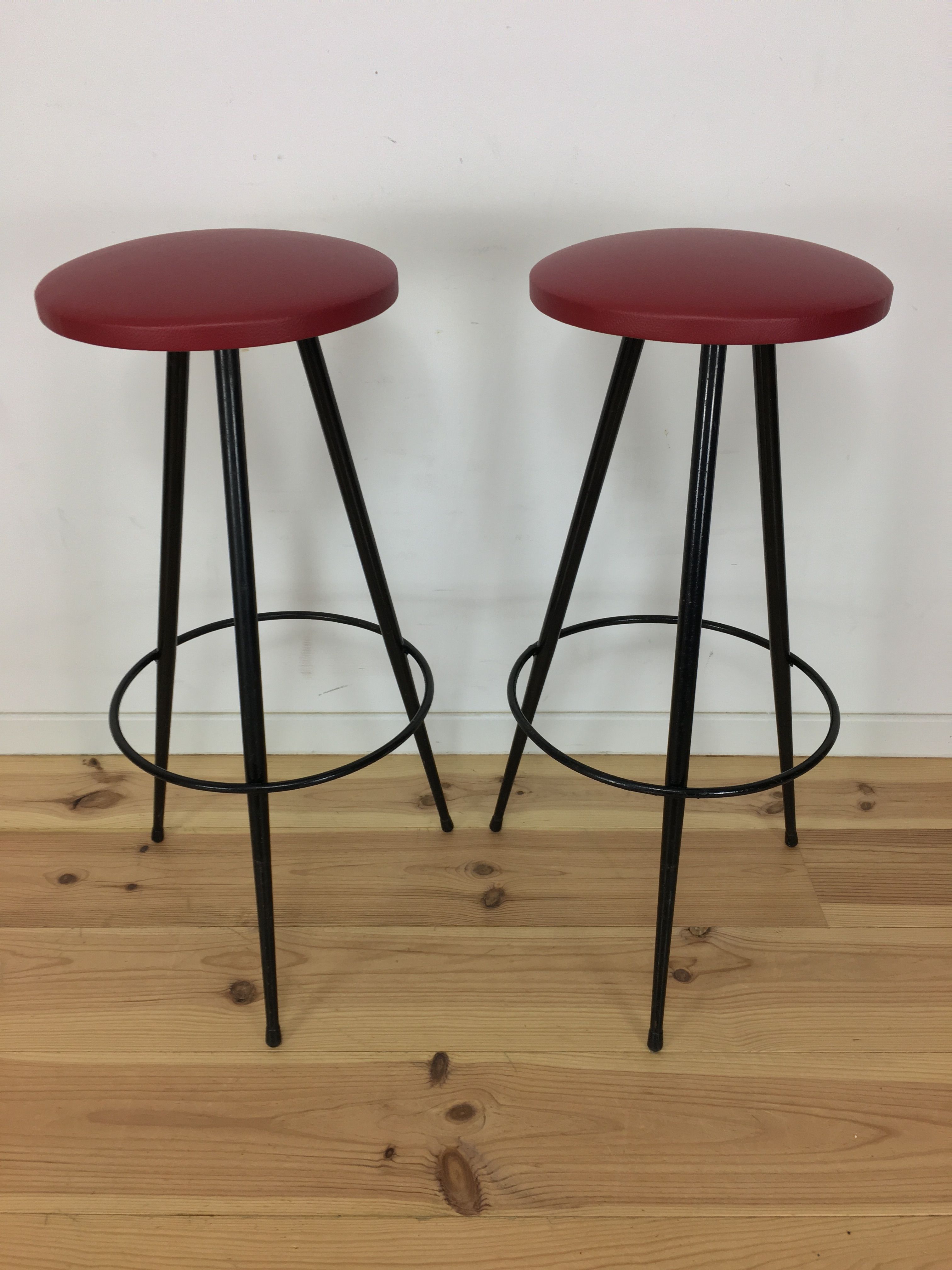 Paire de tabourets de bar tripode 1950, métal et simili cuir rouge