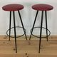 Paire de tabourets de bar tripode 1950, métal et simili cuir rouge