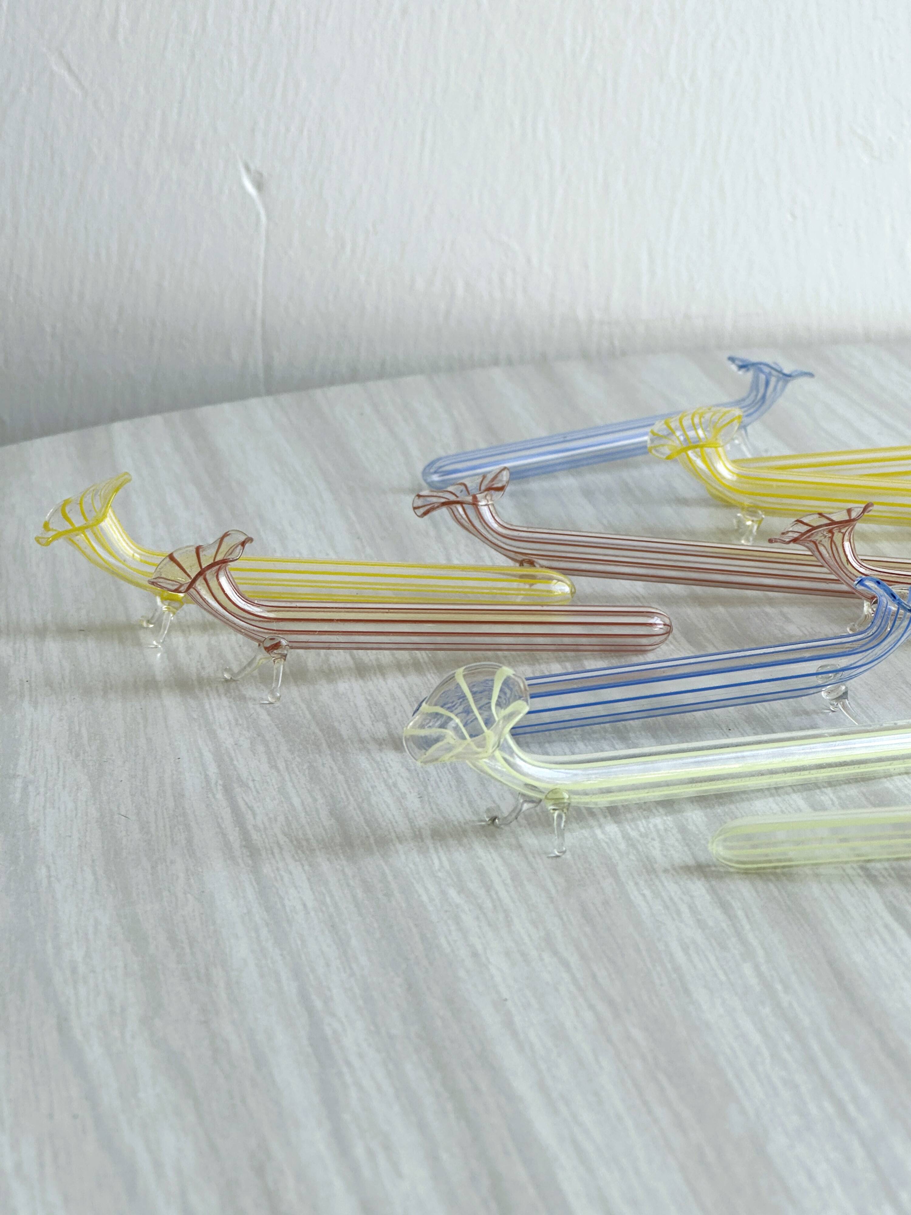 12 porte-couteaux en verre soufflé coloré, design rayé.