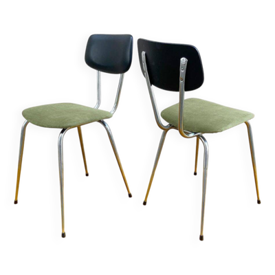 Paire de chaises en métal chromé, skaï noir et velours vert, années 70