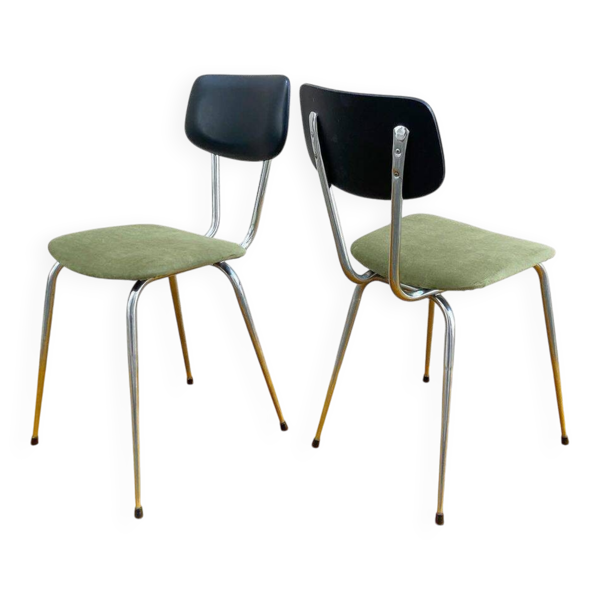 Paire de chaises en métal chromé, skaï noir et velours vert, années 70