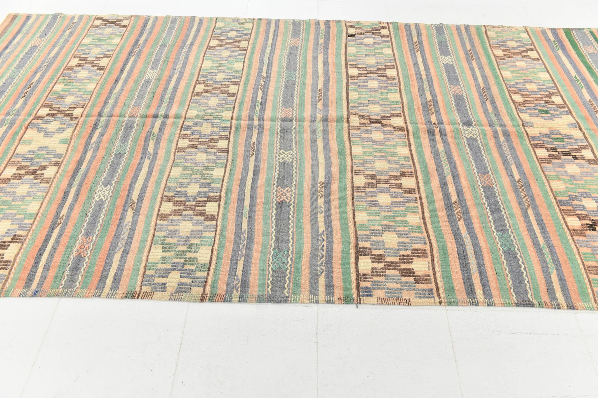 Kilim Vintage Anatolien, Rayures Tribales et Motifs Géométriques Pastel