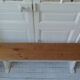 Banc vintage réenchanté en gris perle, assise bois.