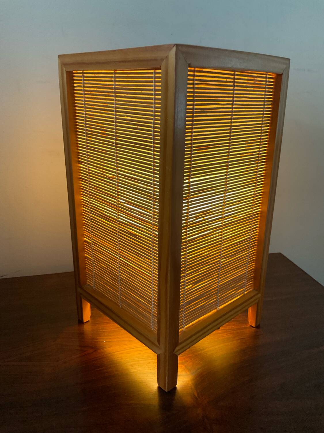 Lampe vintage en bois et osier
