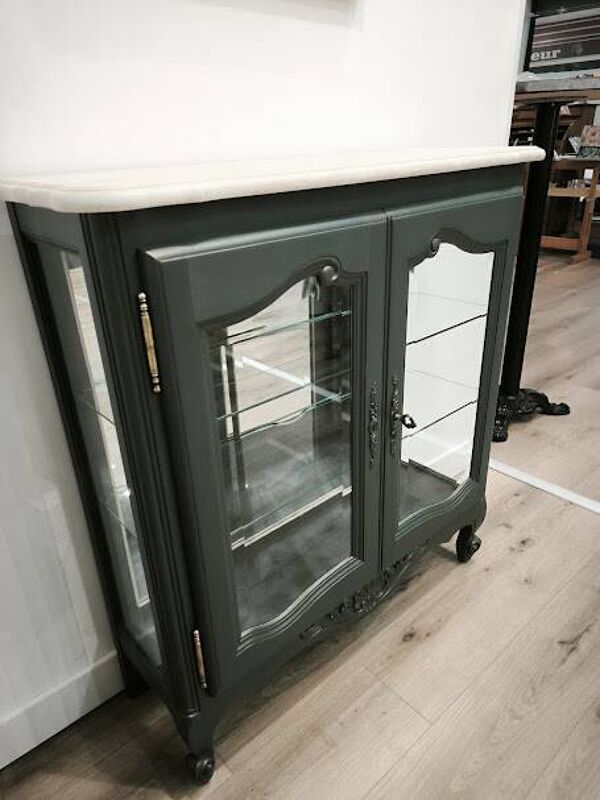 Vitrine basse de style regence