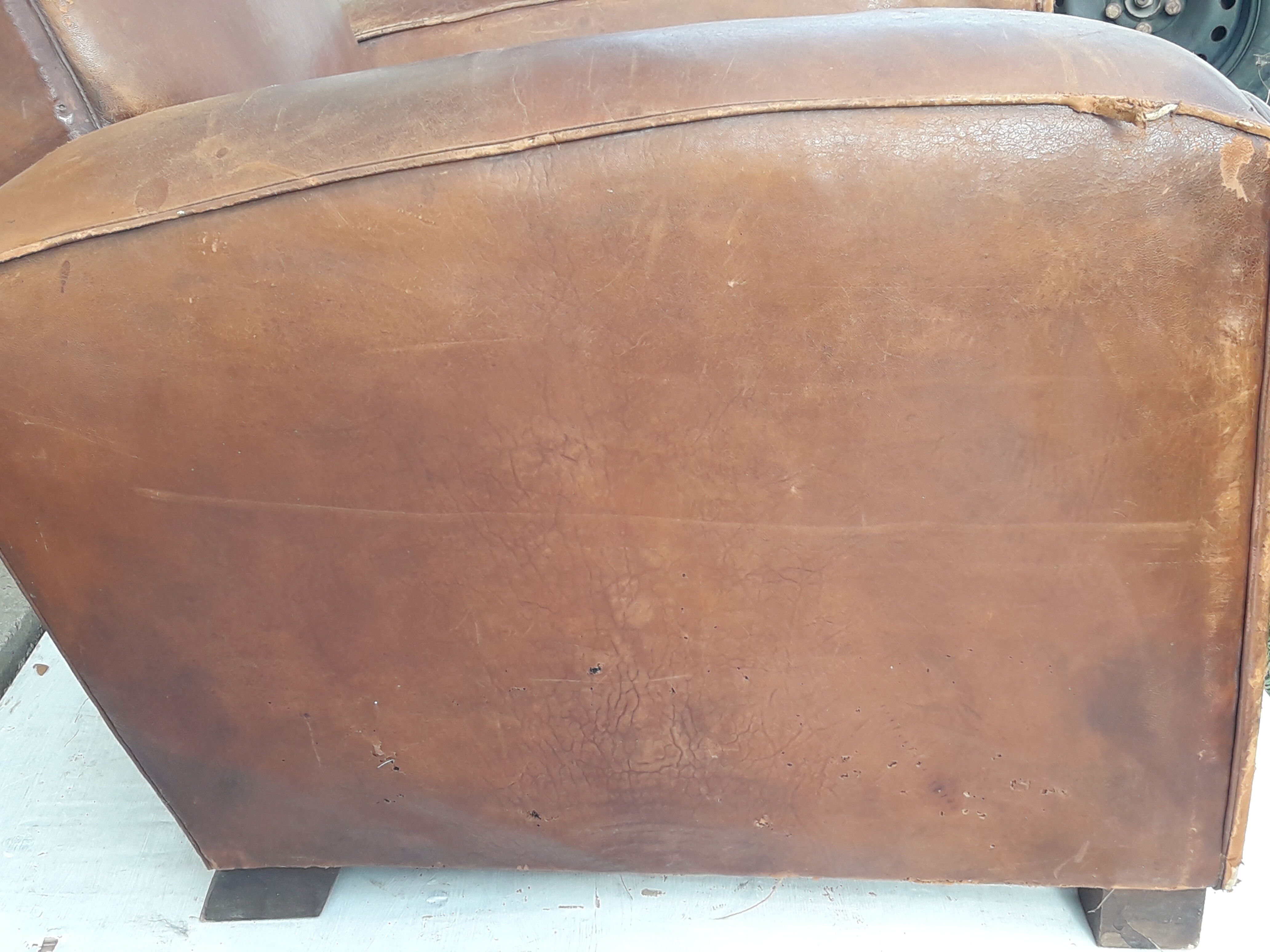 Paire de fauteuils club en cuir marron