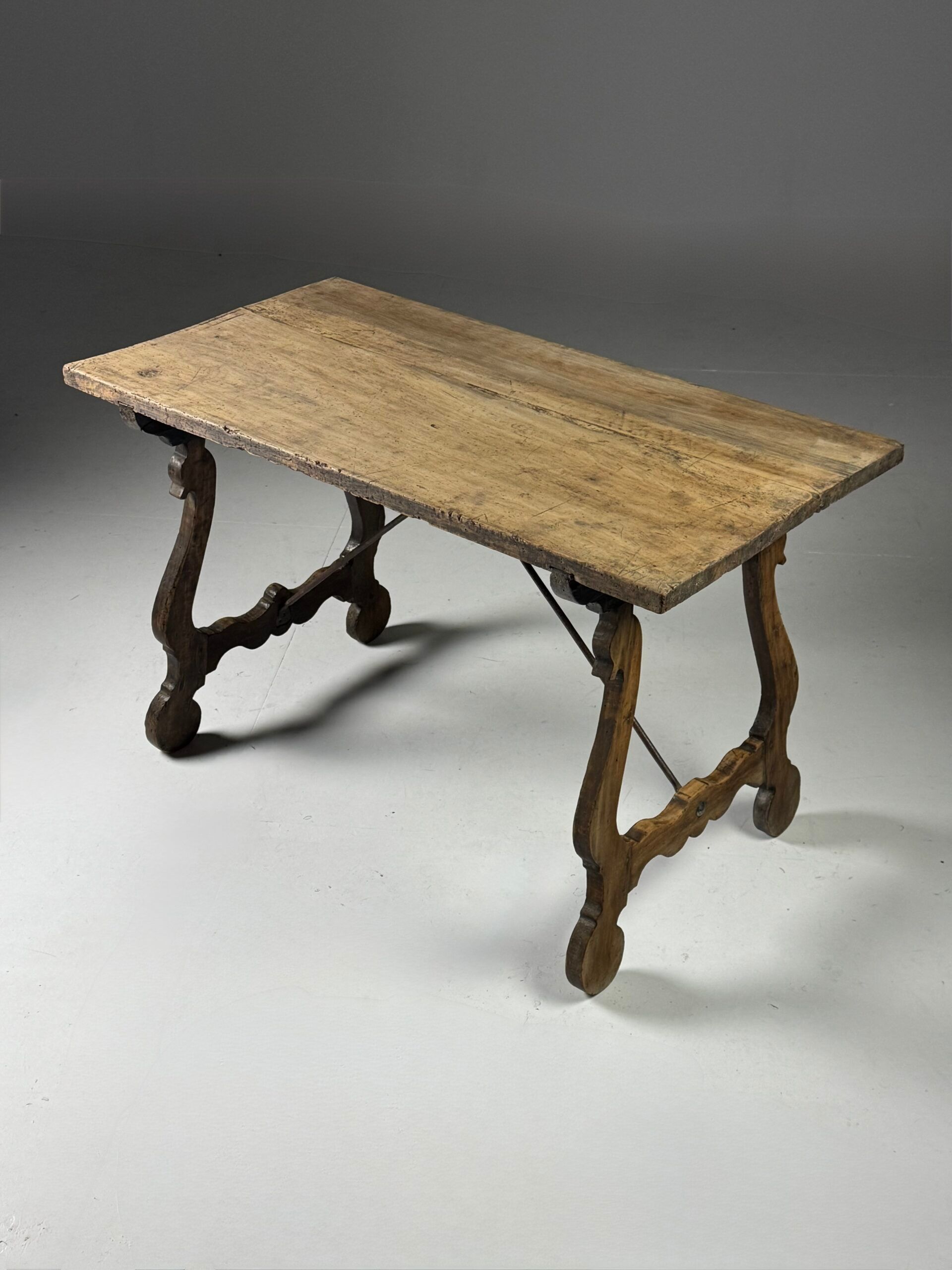 Table espagnole du 19ème siècle