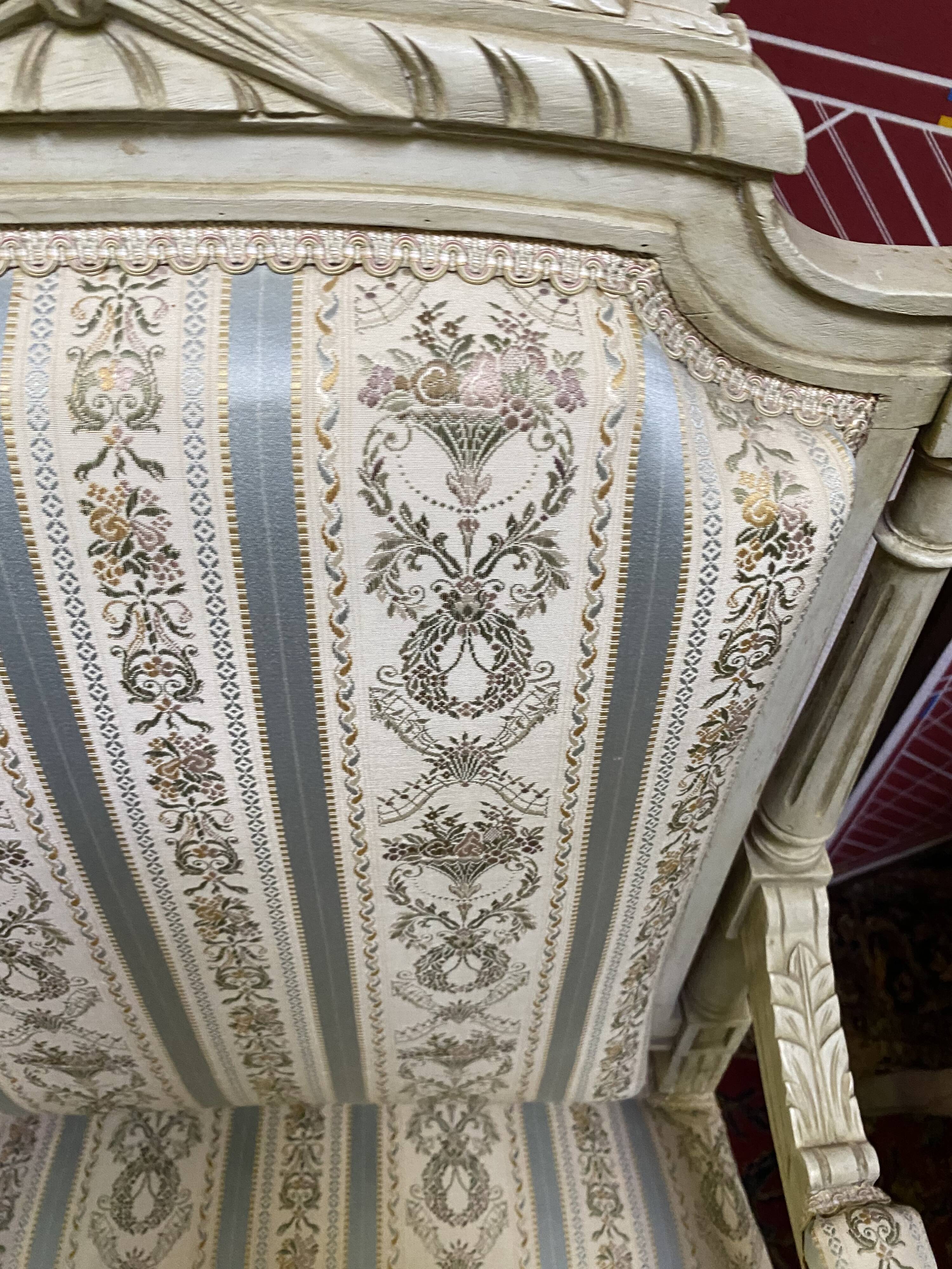 Paire de fauteuils style Louis XVl sculptés avec tissus et soieries d’origine