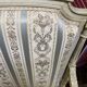 Paire de fauteuils style Louis XVl sculptés avec tissus et soieries d’origine
