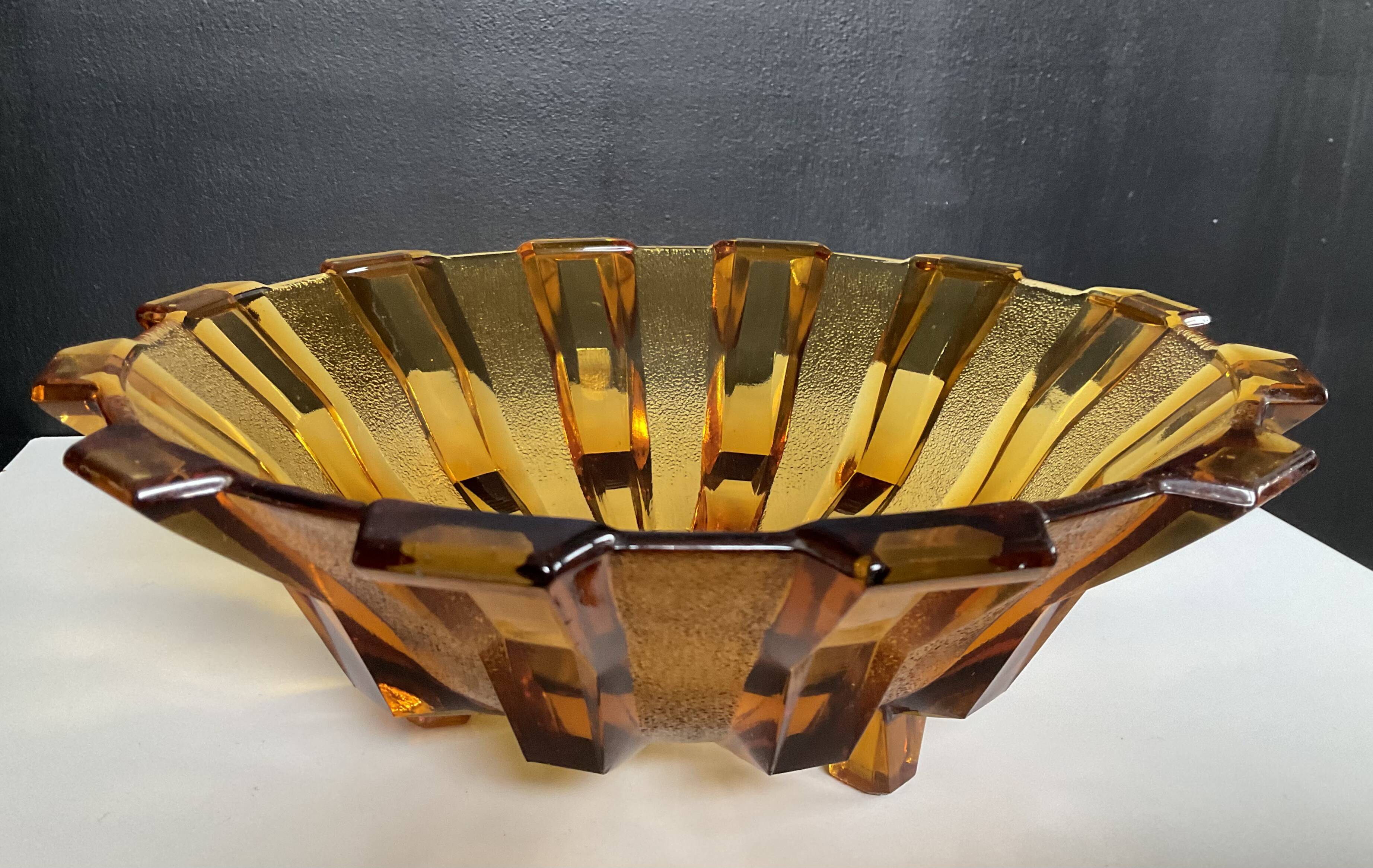 Coupe Art déco en verre ambré