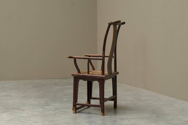 Chaise chinoise à dossier en joug en poirier laqué, 18ème siècle