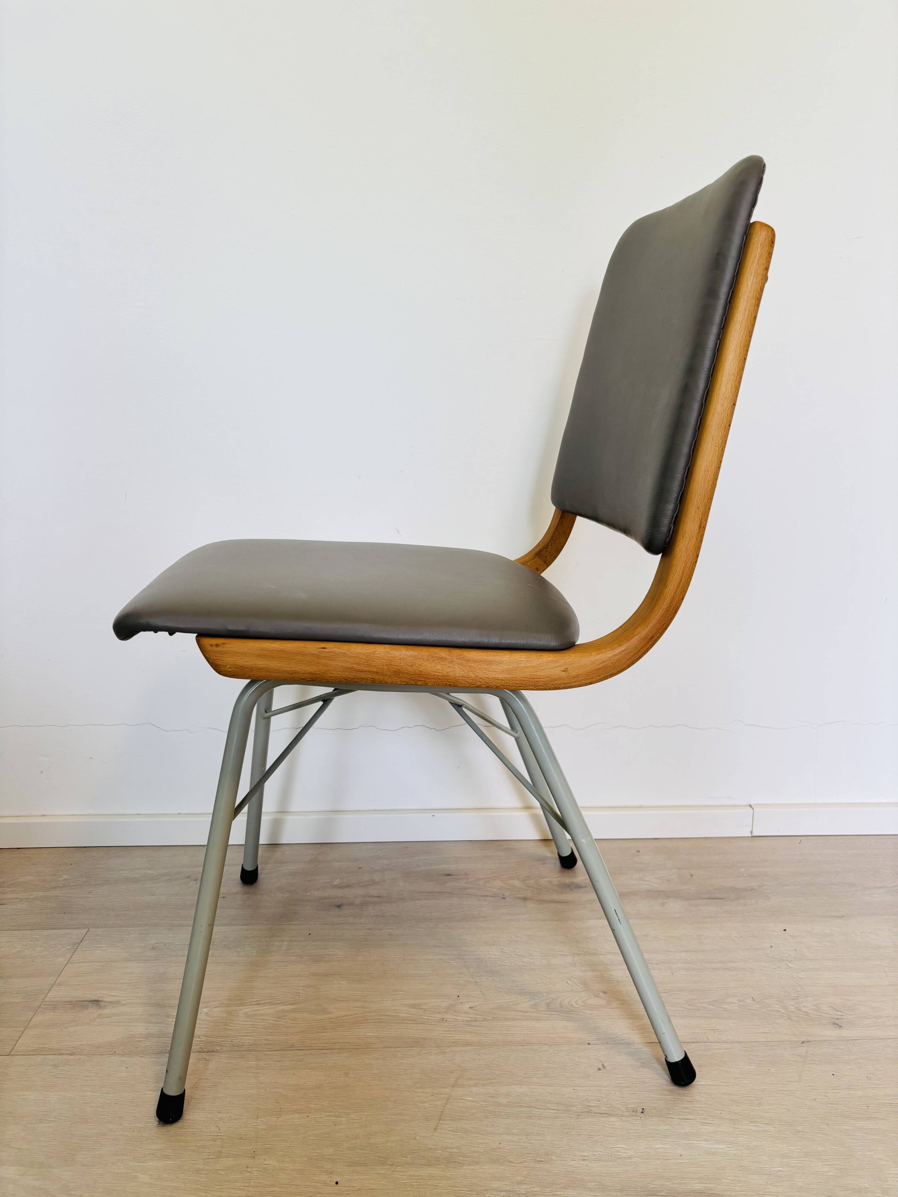Chaise de salle à manger du milieu du siècle par Miroslav Navrátil, années 1970.