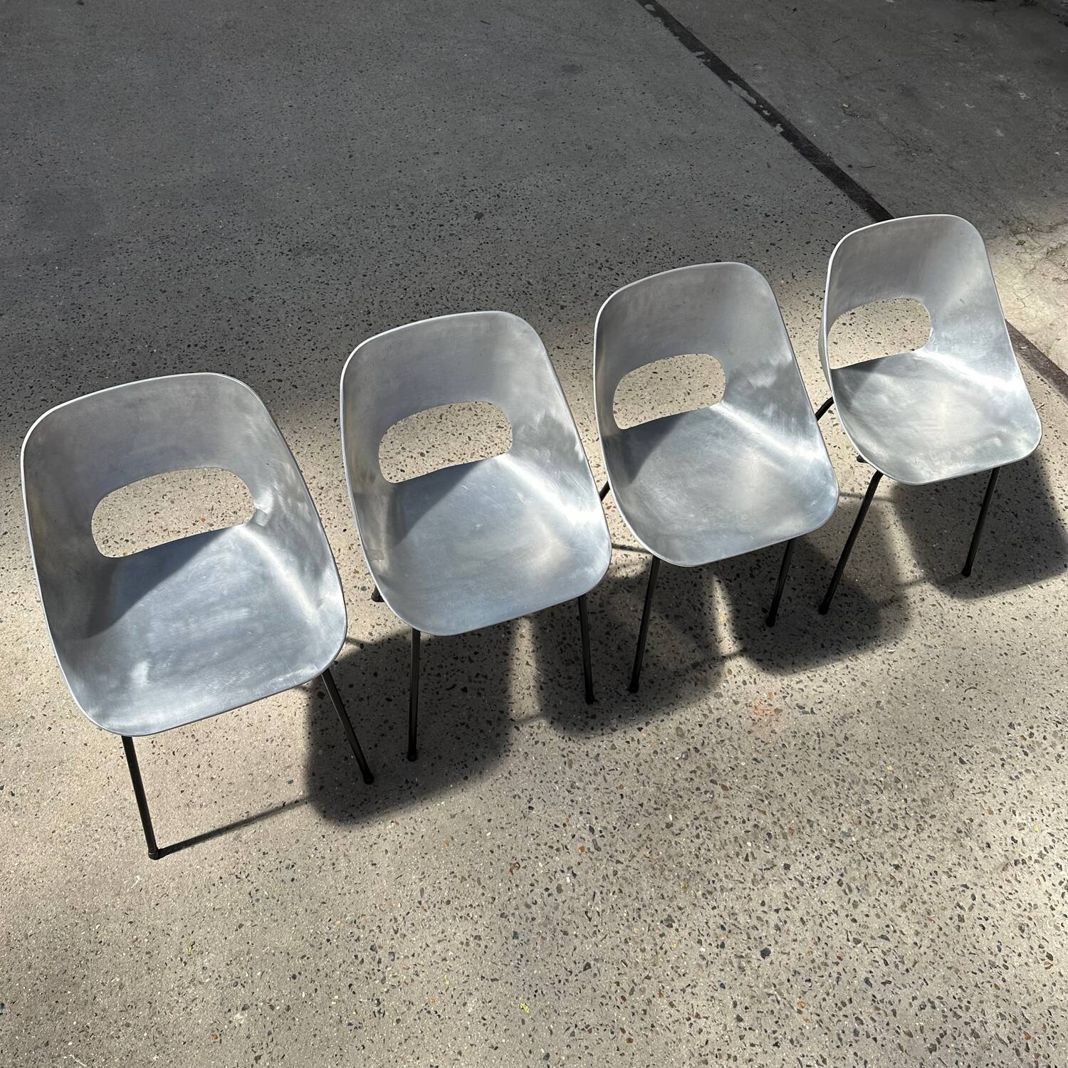 Suite de 4 chaises Tulipe par Pierre Guariche