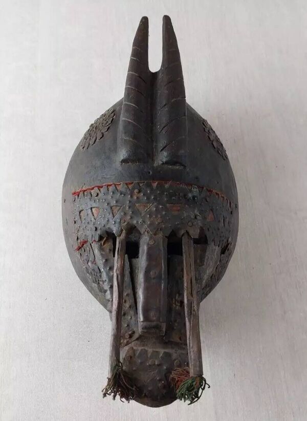 Ancien masque africain, en bois sculpté et plaques de métal, Marka Mali