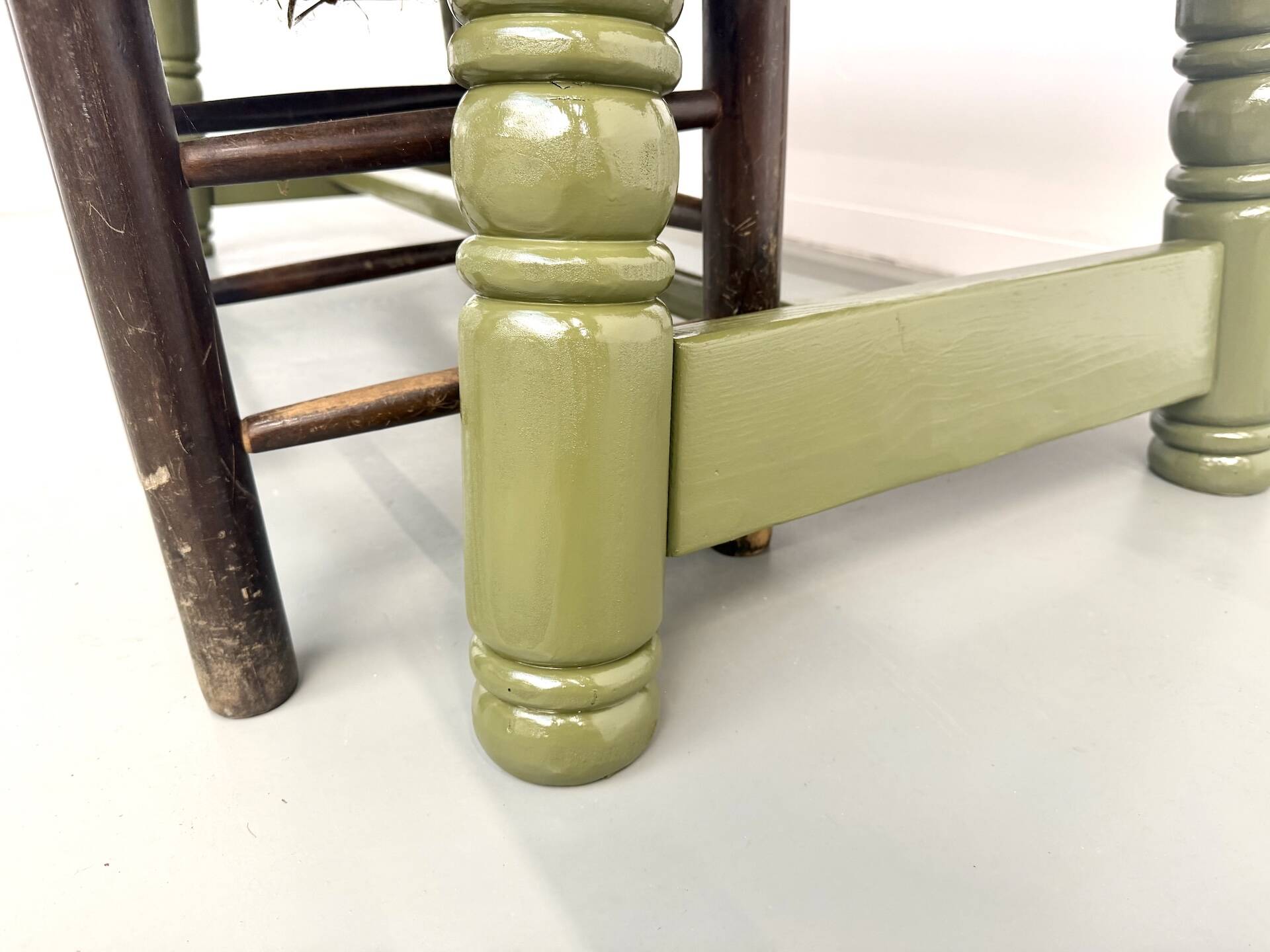 Glossy olive green lacquered dining table — DLG Georges Robert, Circa 1970