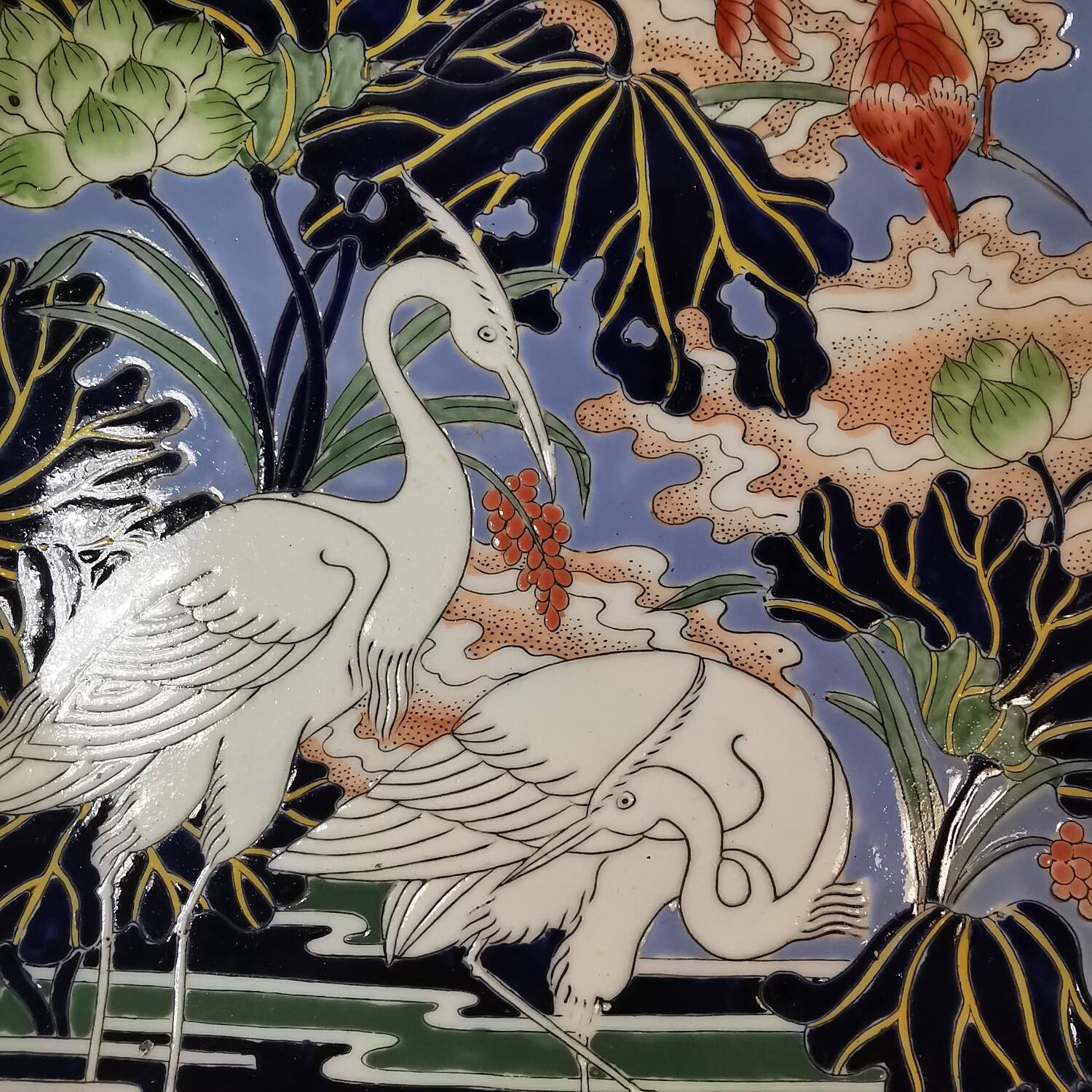 Large model plate in Chinese enamel porcelain with splendid bird decoration. macau