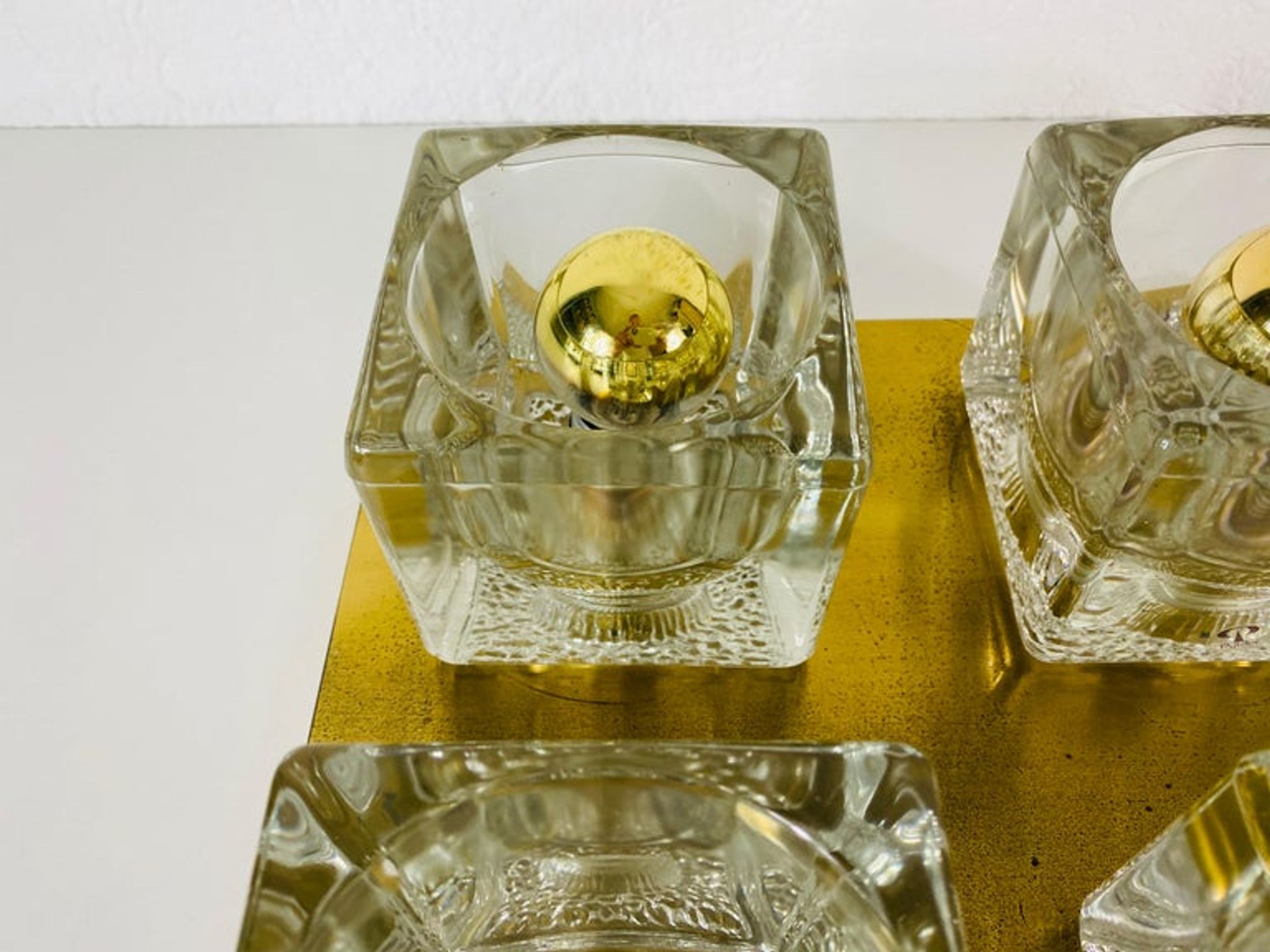 Applique à cube en laiton et verre givré de Peill & Putzler 1970