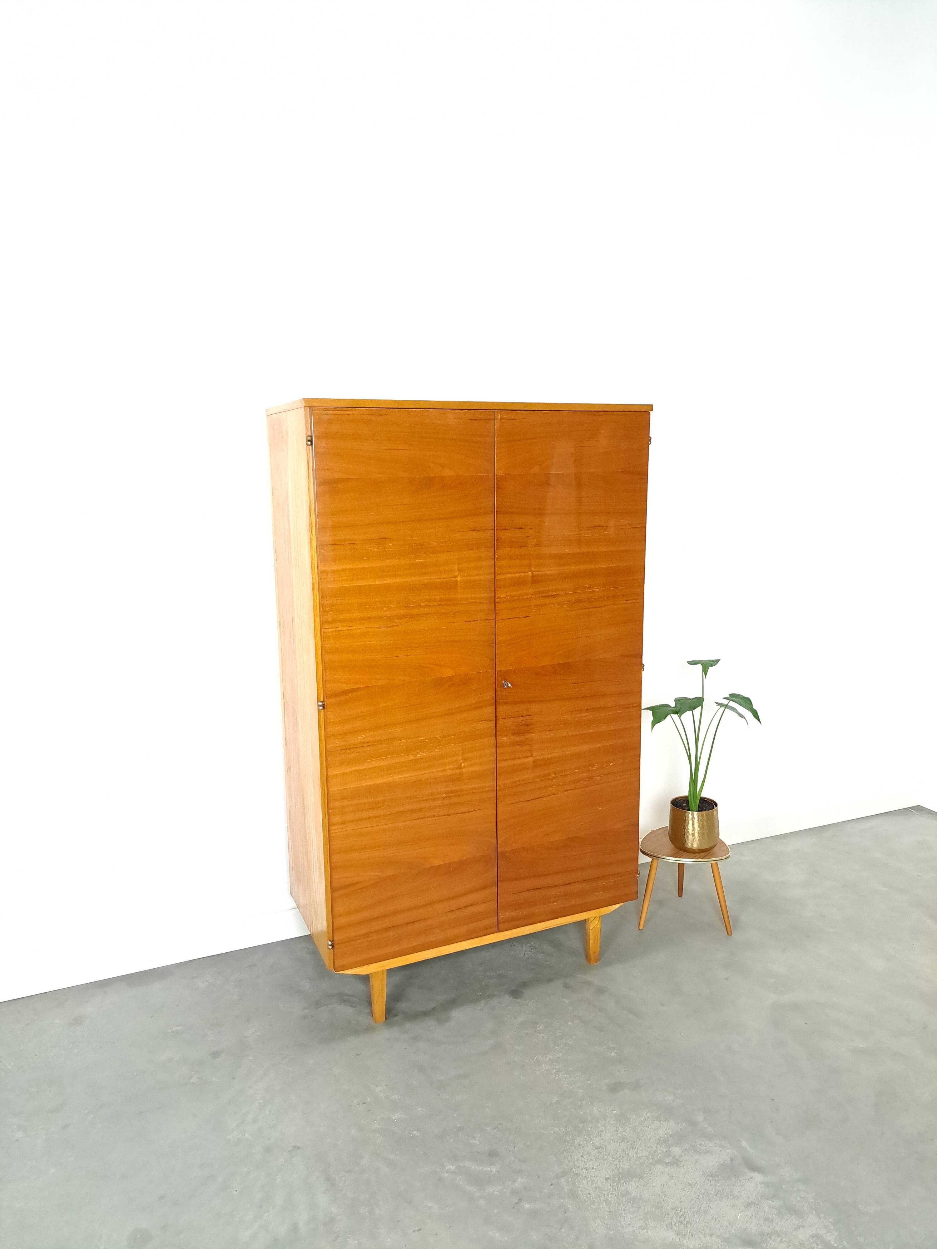 Fineer vintage kledingkast met legplanken