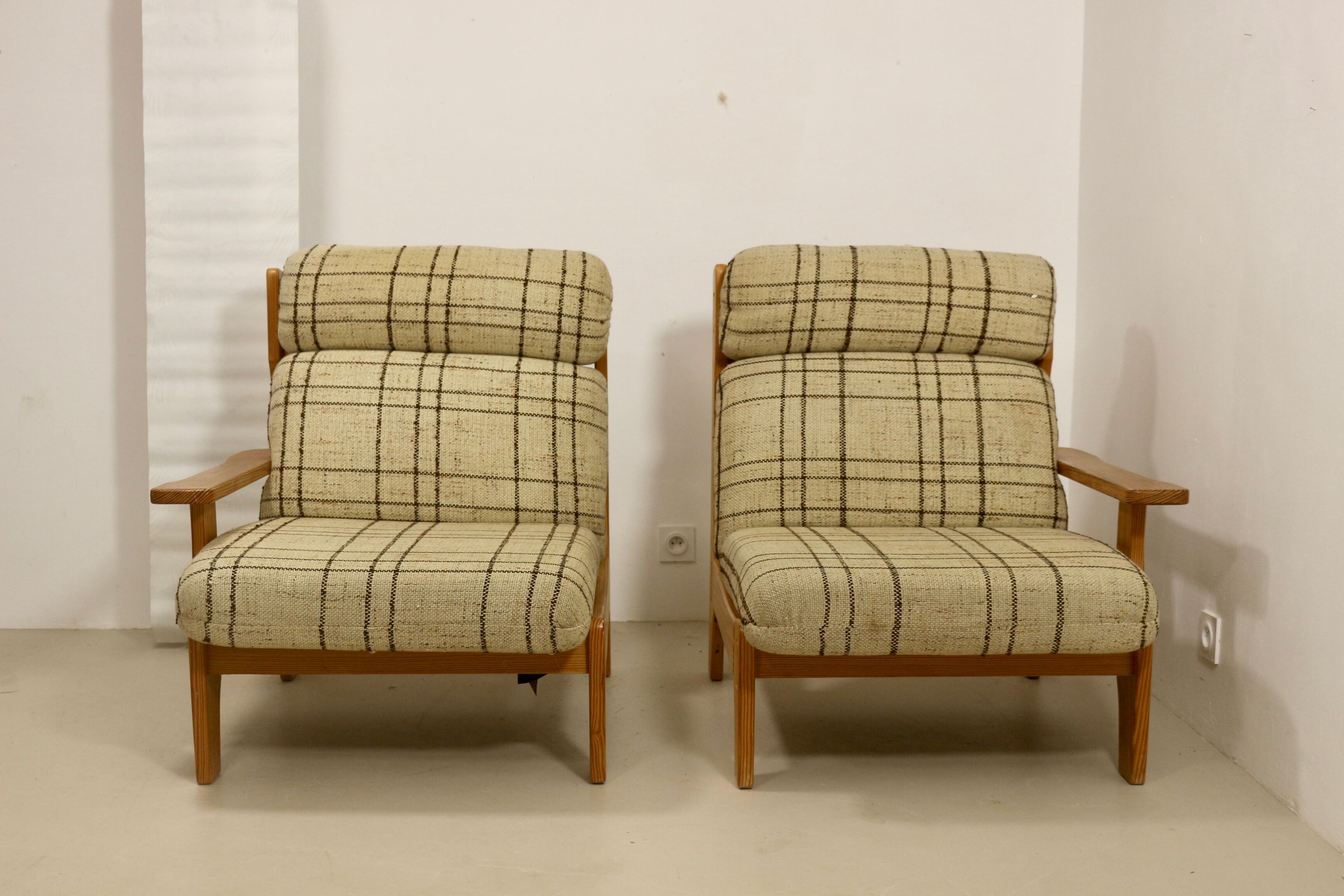 Sofa 2 places convertible into armchairs year 70-80 Solid pine.