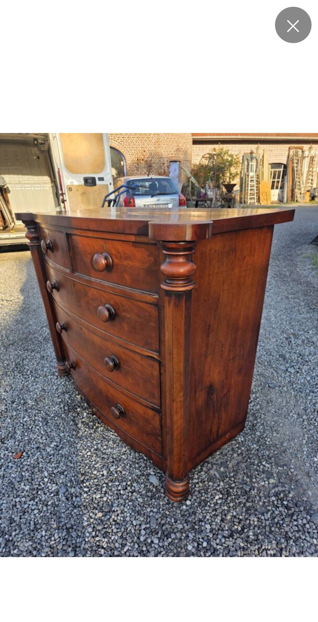 Commode galbée ancienne en acajou
