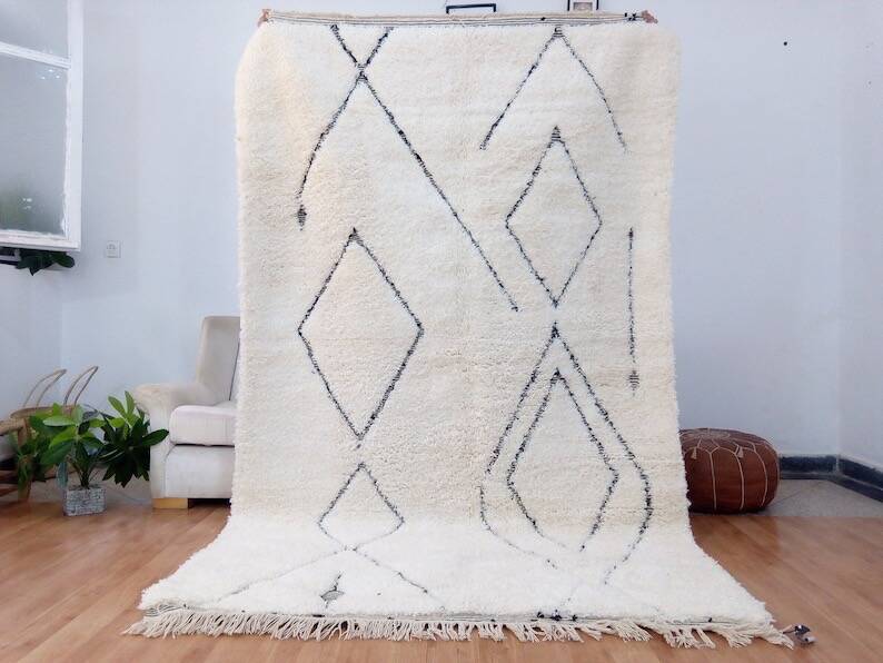 Handcrafted white Beni Ouraine rug, size 160 x 250 cm