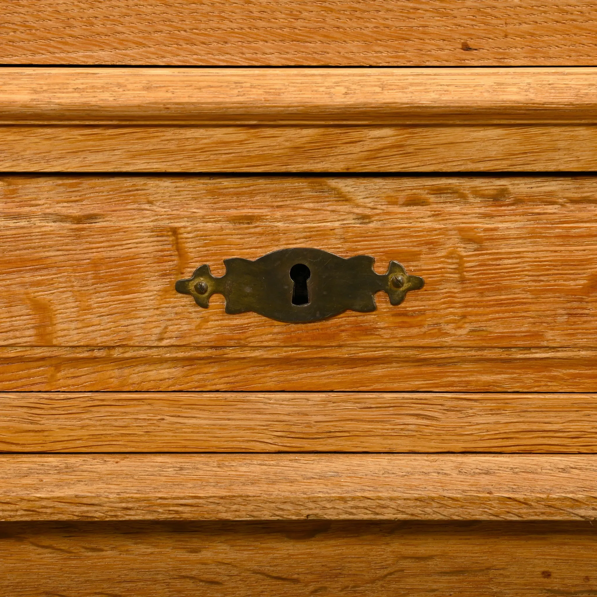 Henning Kjærnulf grand buffet mid-century brutaliste en chêne, années 1960