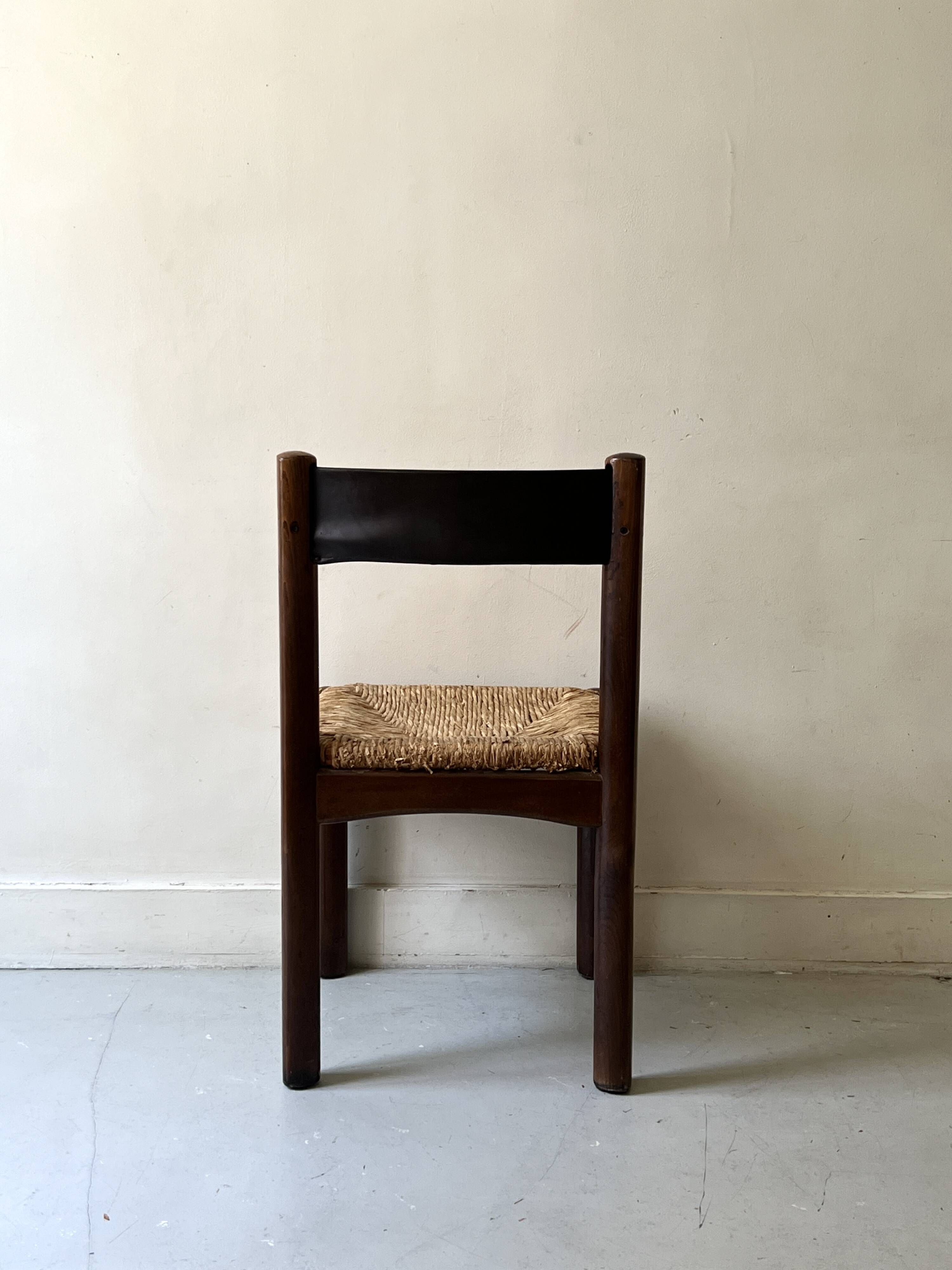 Lot of 4 modernist chairs in solid wood, leather and straw, Italy 1970.