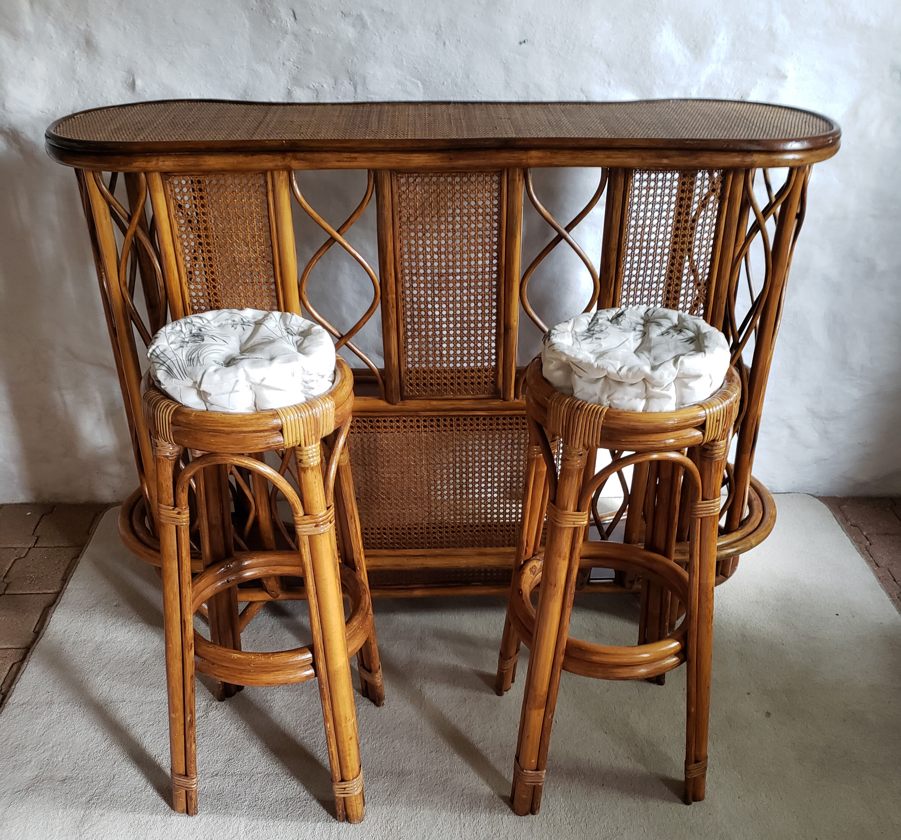 Bamboo bar and its 2 stools