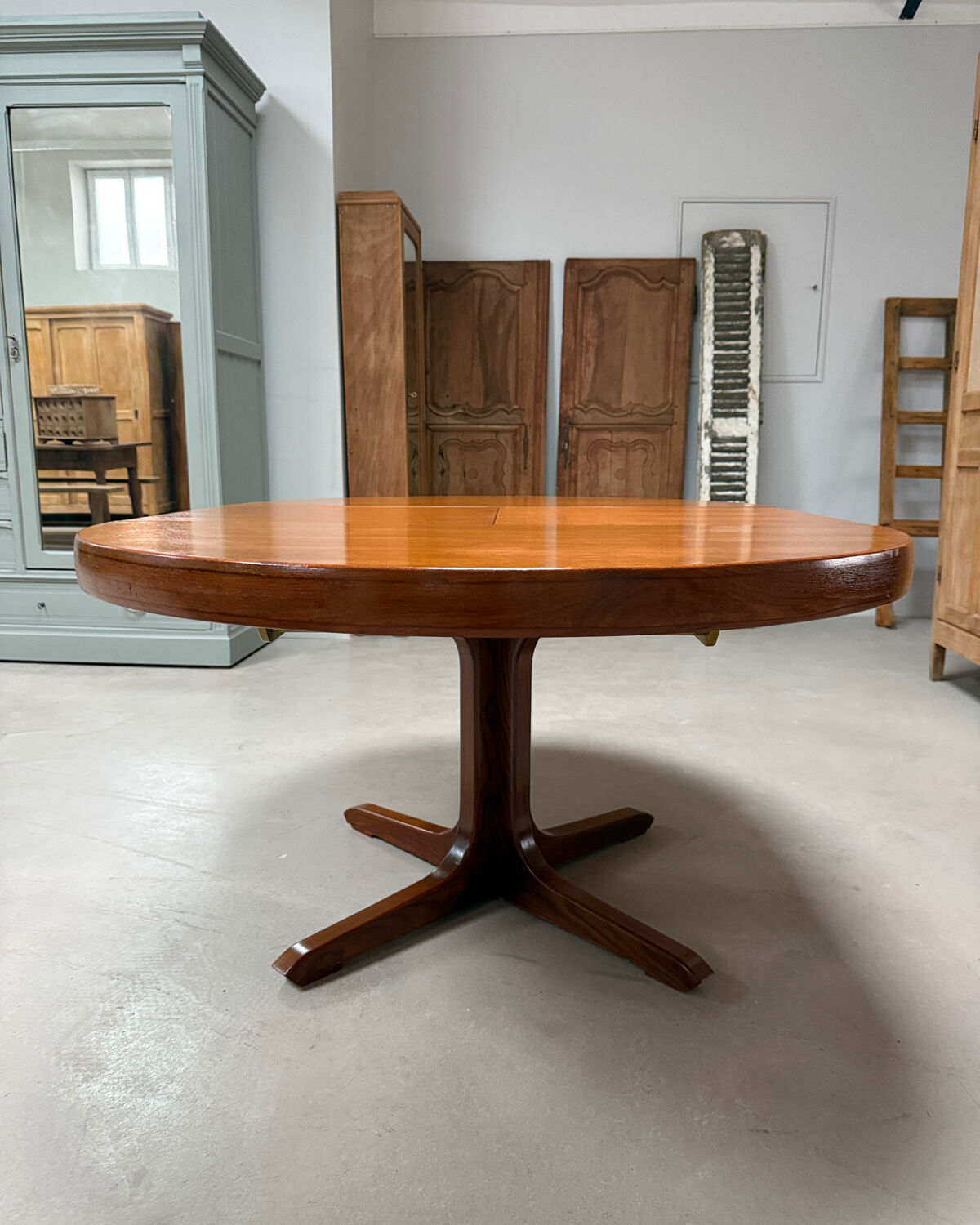 Extendable round table Baumann