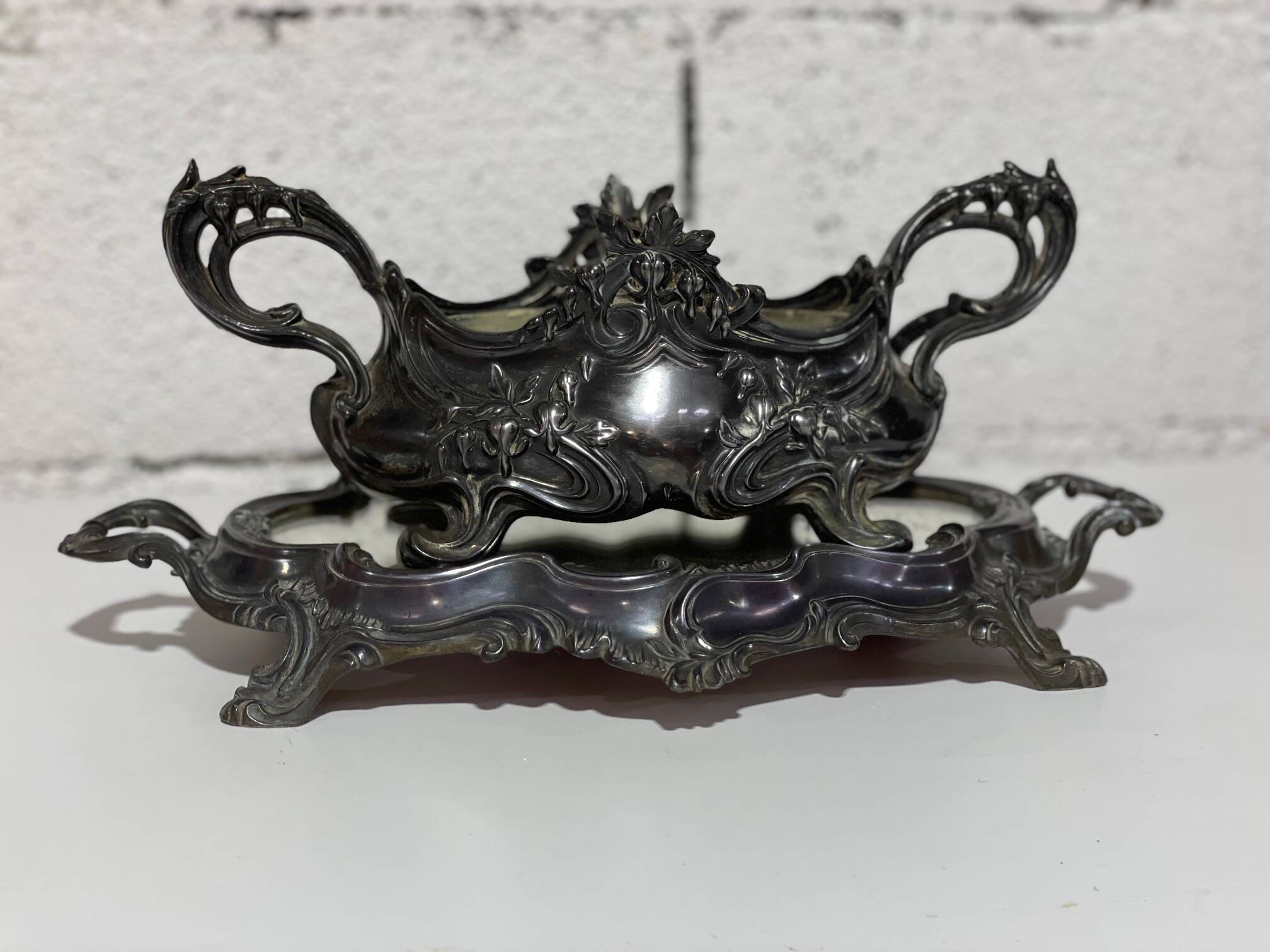 Table jardinière and its silver-plated tray in Louis XV style.