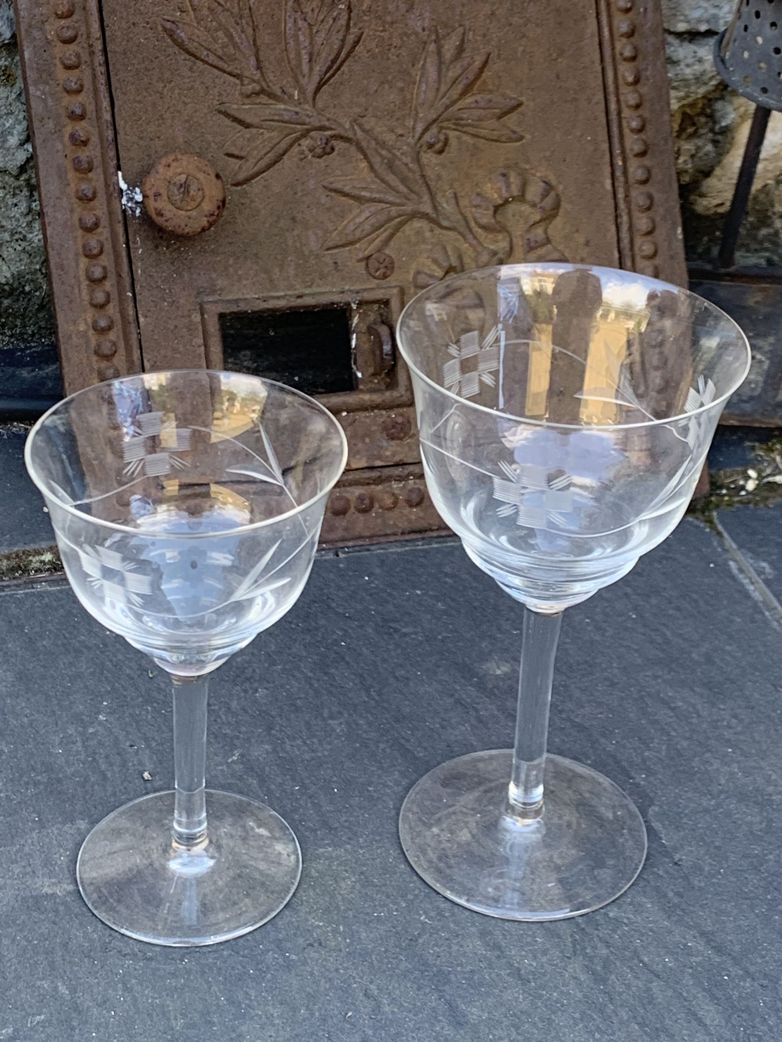 4 verres à vin art déco, motif floral ciselé, verre et cristal