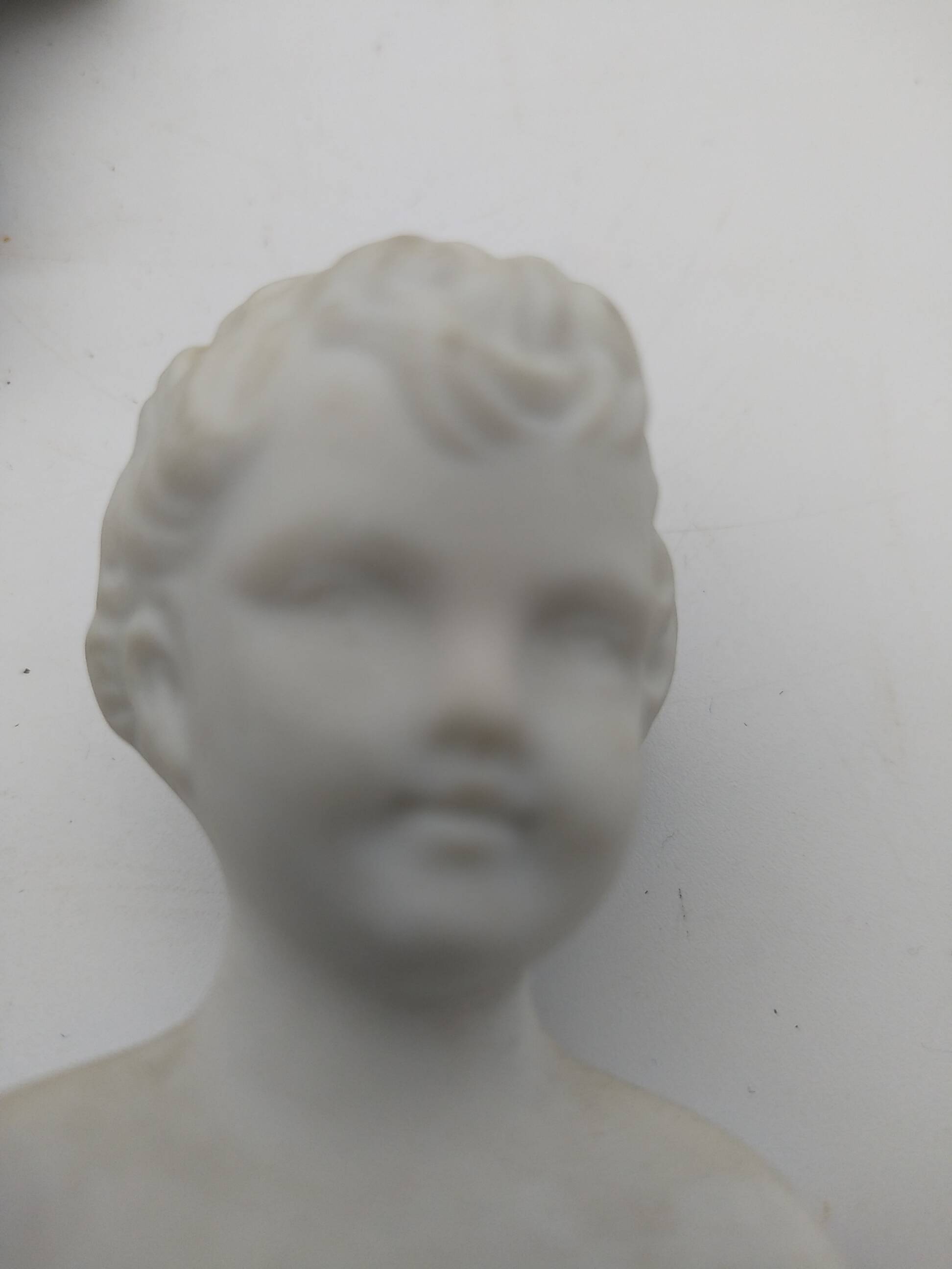 Bustes enfants en biscuit .Capodimonte. 9 cm .