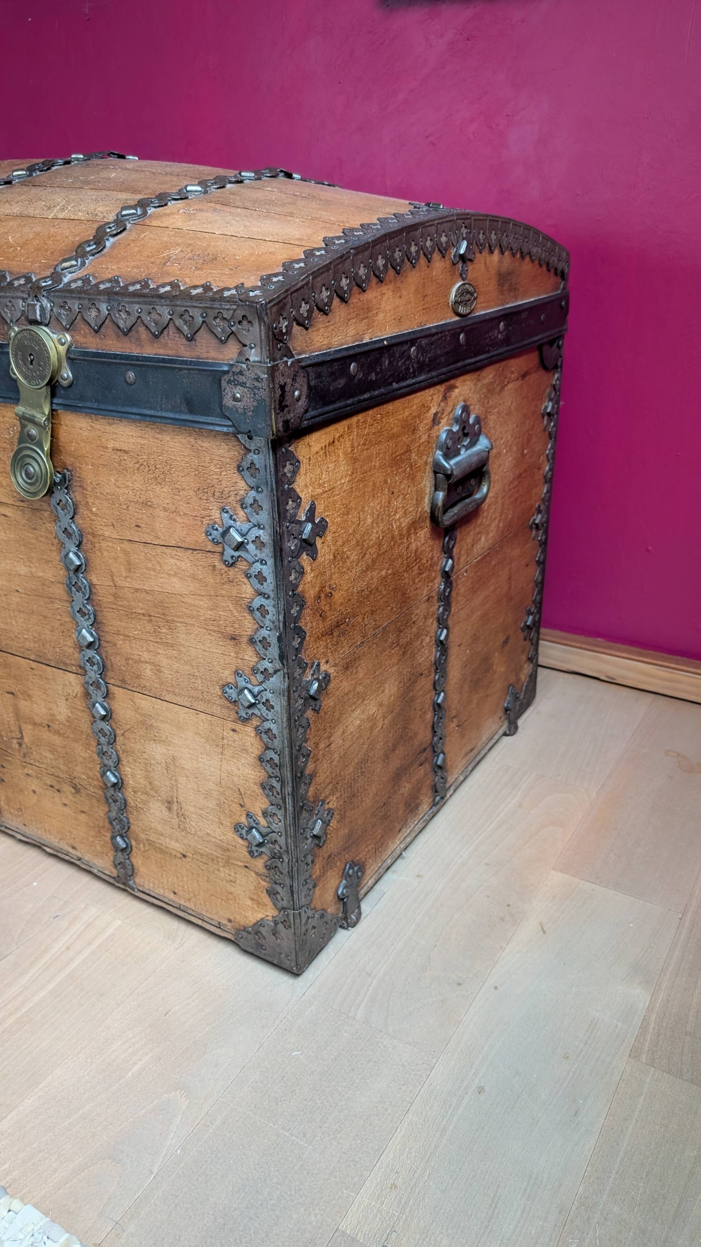 Grand coffre en bois 19ème bazar du voyage